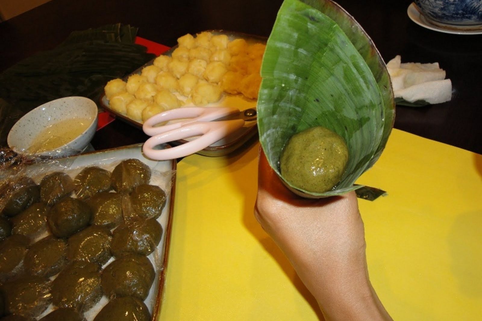 Công đoạn gói và hoàn thiện chiếc bánh