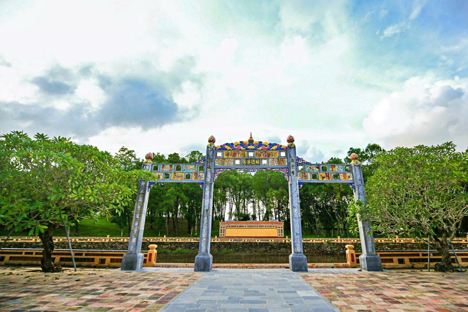 Cổng lăng vua Thiệu Trị