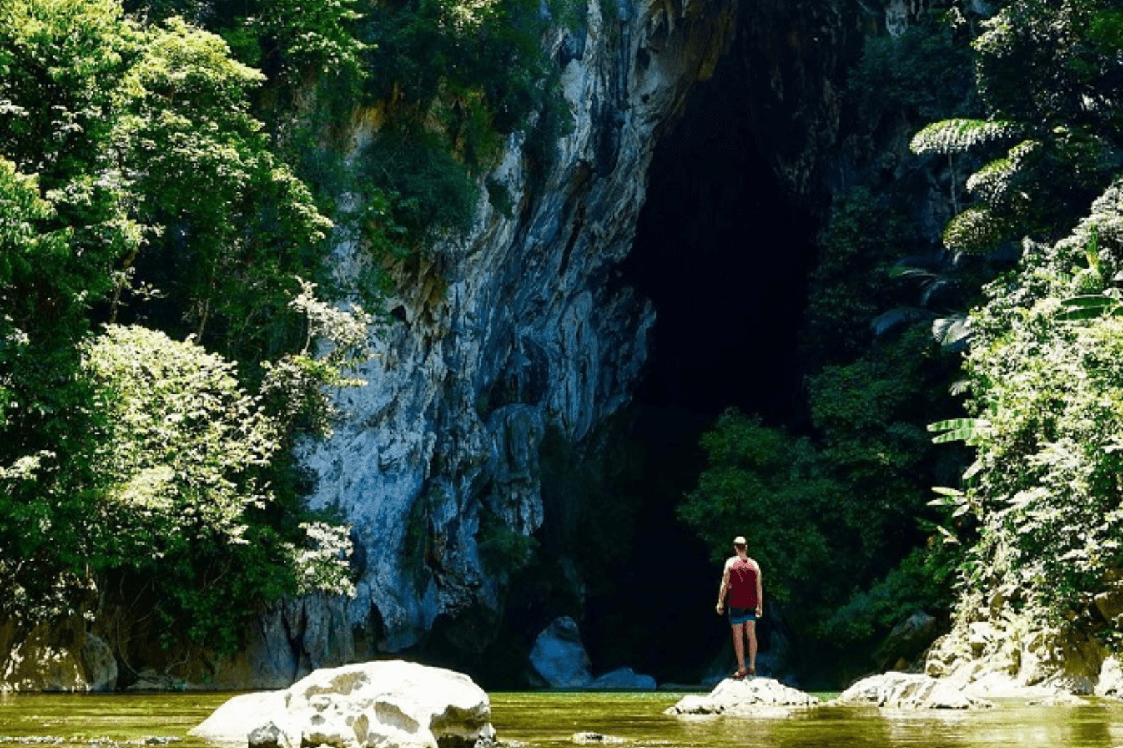 Cửa hang không quá lớn nhưng lại mang sự huyền bí khi nhìn vào