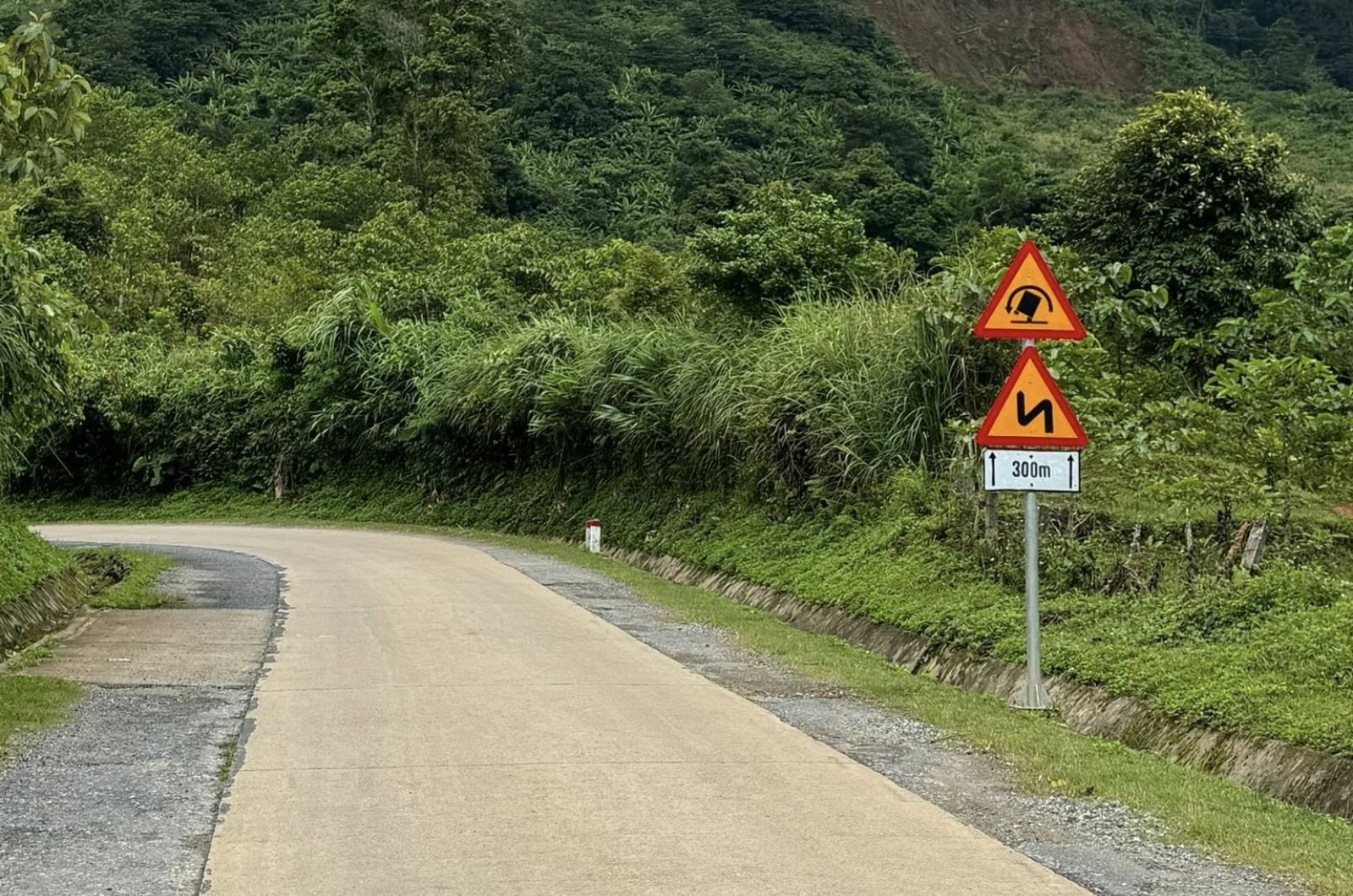 Cung đường Hồ Chí Minh nhánh Tây với thiên nhiên hùng vĩ