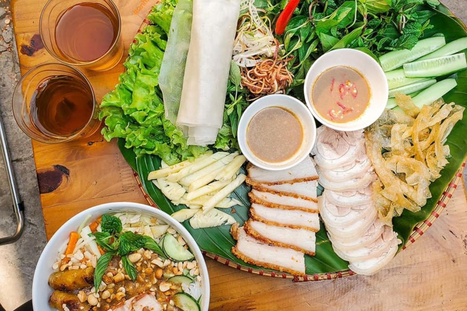 Đặc sản bánh tráng cuốn thịt heo