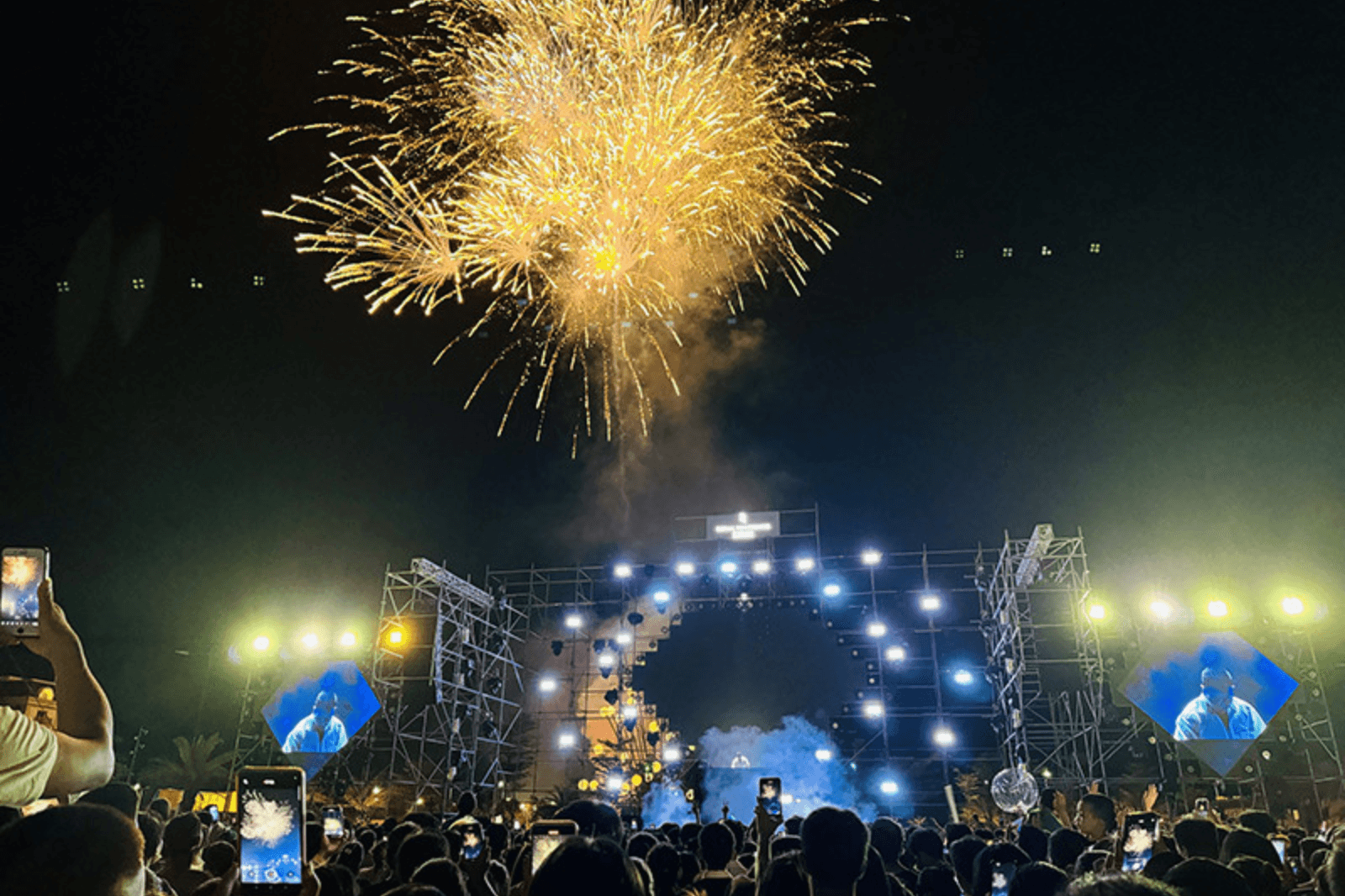 Đại nhạc hội EDM và màn bắn pháo hoa tầm thấp