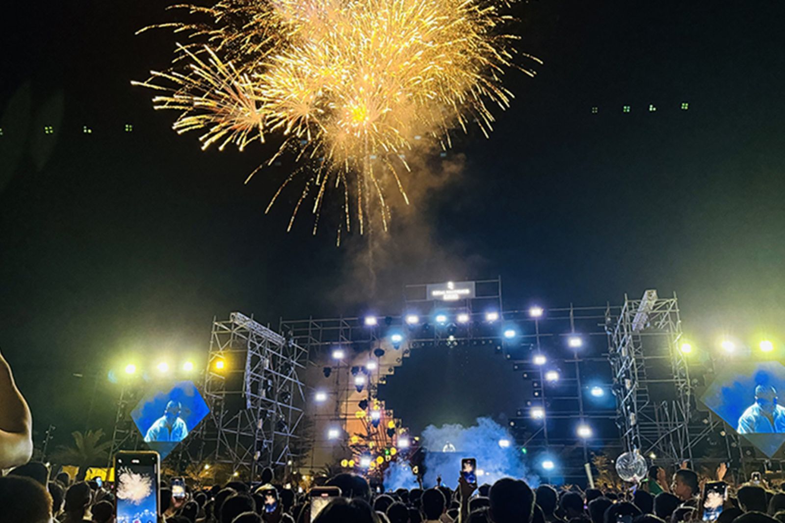 Đại nhạc hội EDM và màn bắn pháo hoa tầm thấp