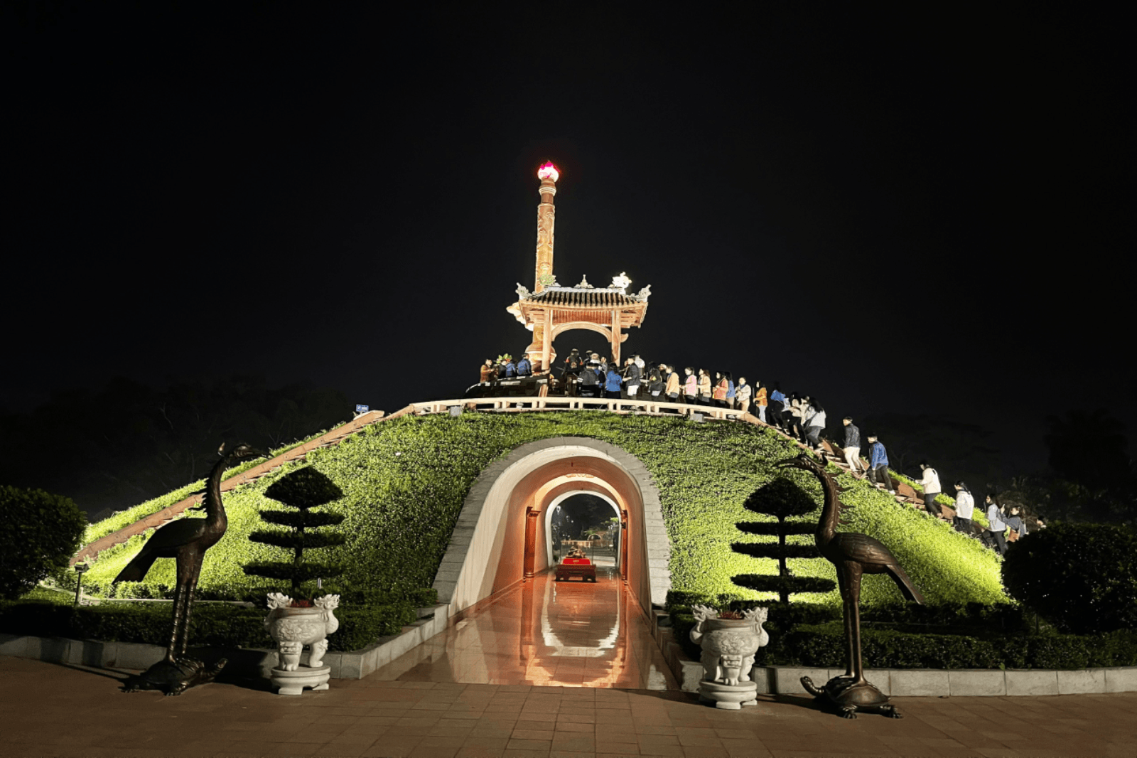 Đài tưởng niệm về đêm