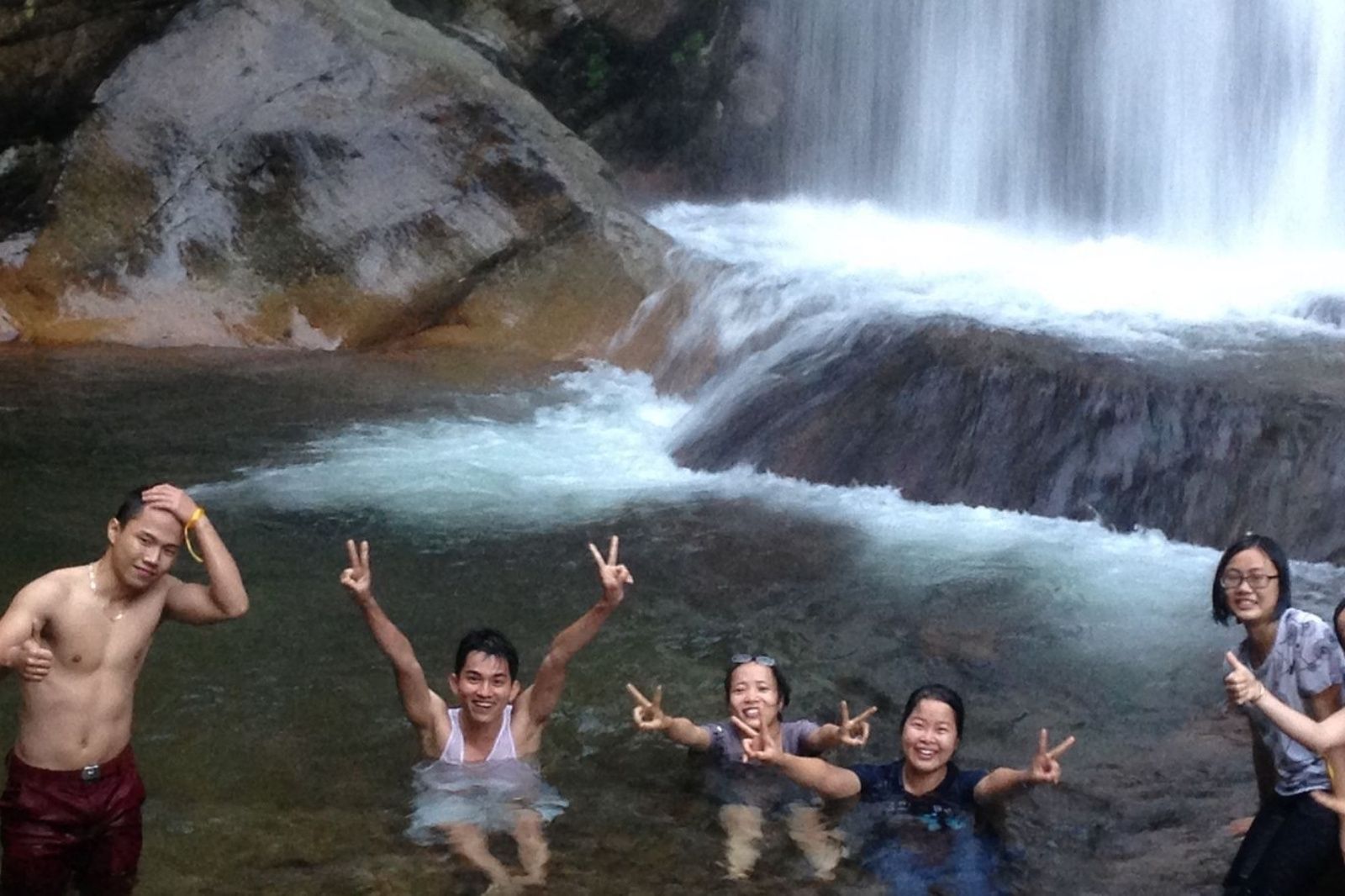 Đắm mình trong làn nước mát lạnh ở dưới chân thác