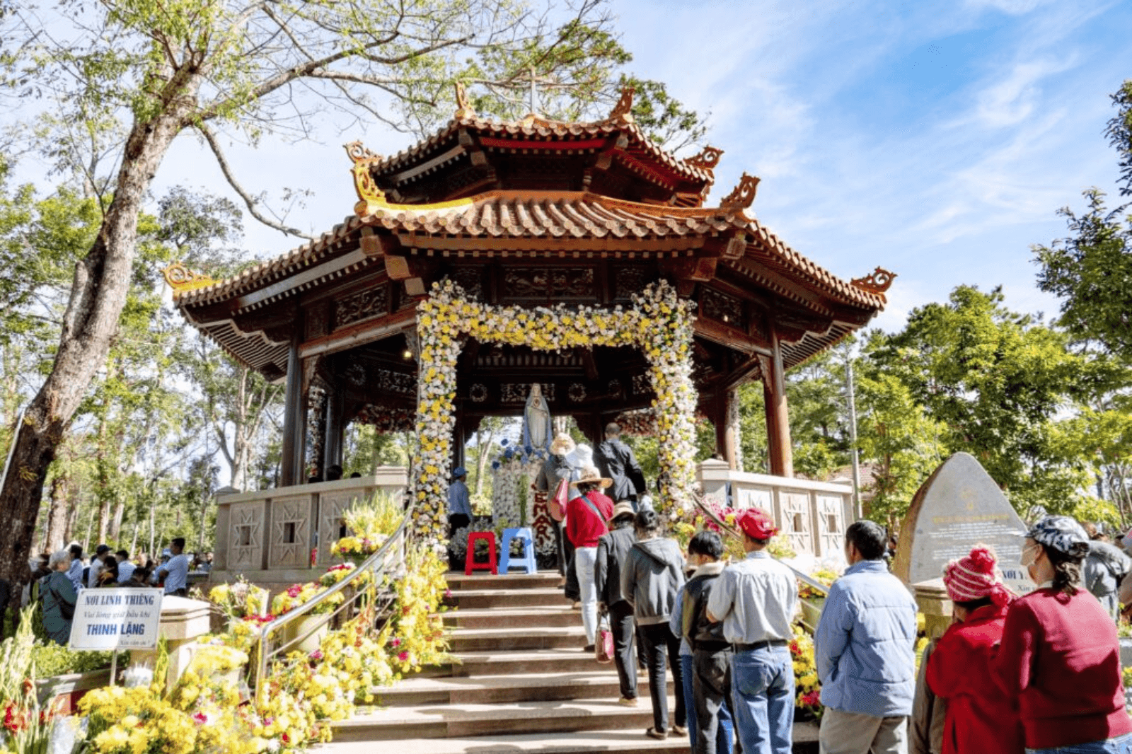 Đầu-năm-là-dịp-người-dân-khắp-nơi-về-đây-cầu-nguyện