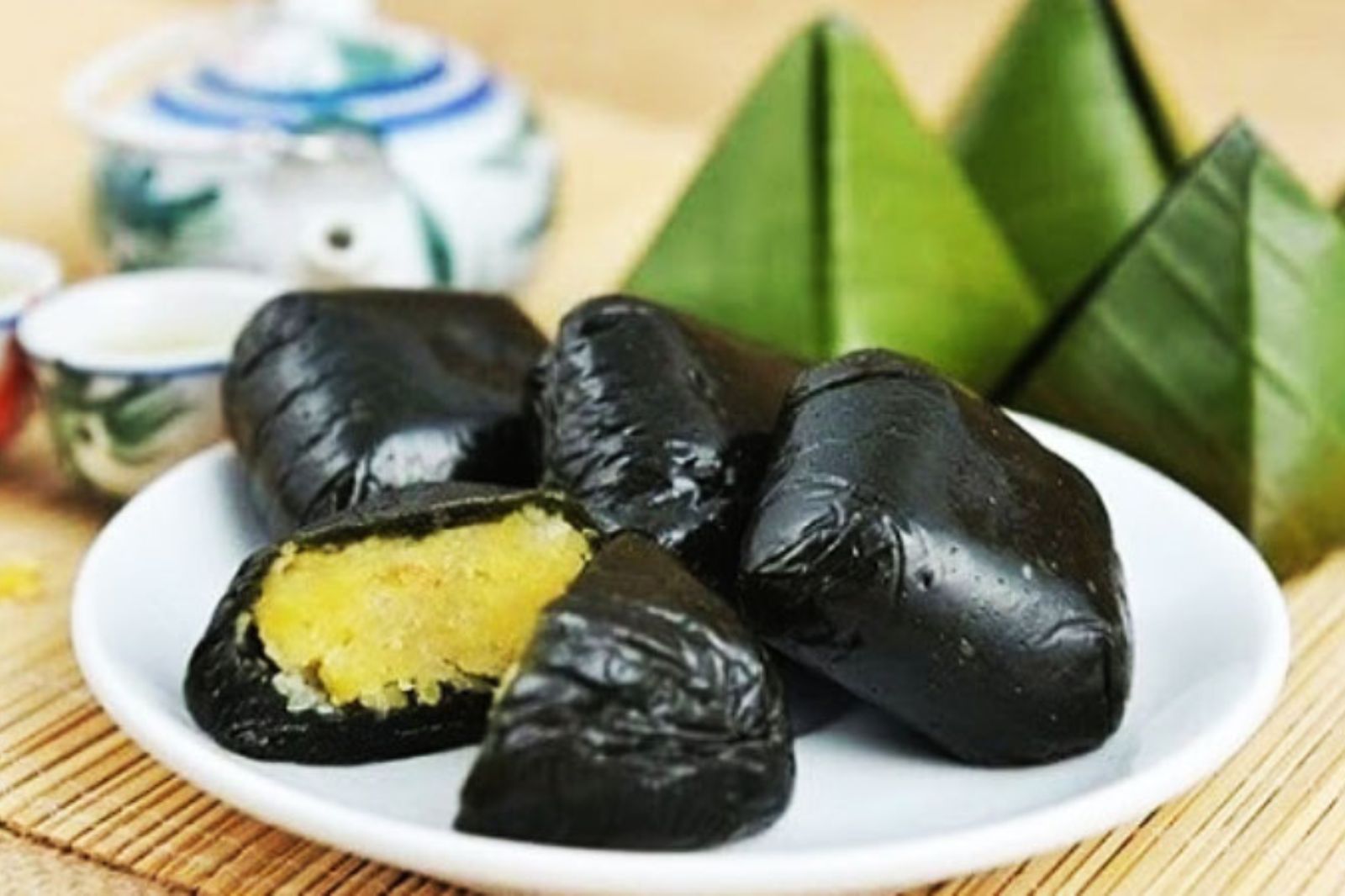 Để miếng bánh gai thêm tròn vị khi ăn người ta thường nhấp thêm một ngụm trà