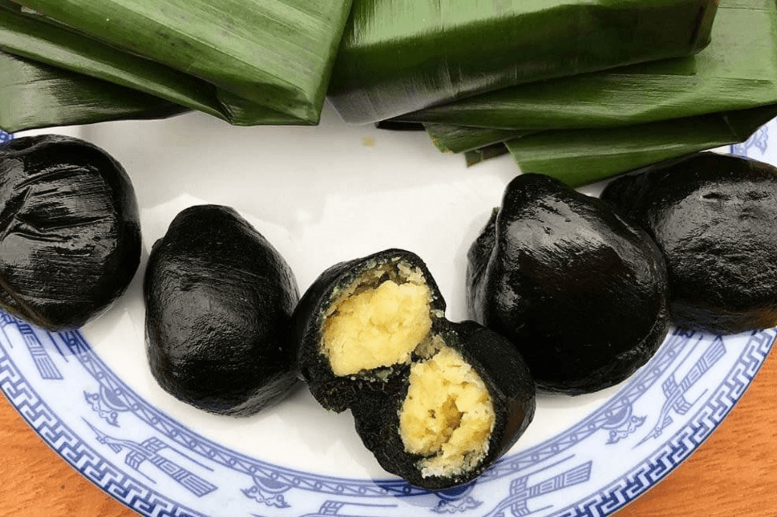 Để miếng bánh gai thêm tròn vị khi ăn người ta thường nhấp thêm một ngụm trà 