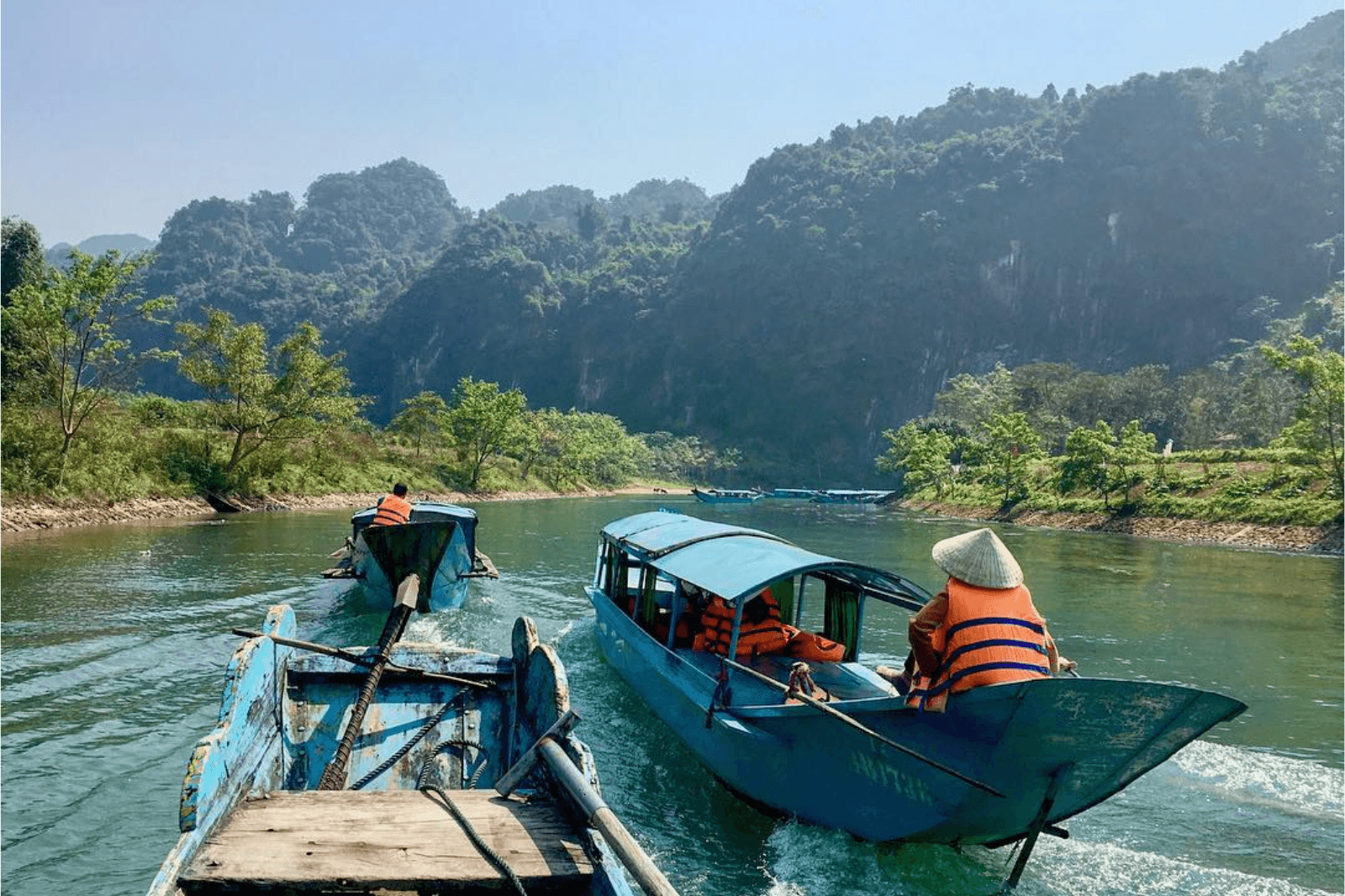Để-vào-động-du-khách-phải-di-chuyển-bằng-thuyền