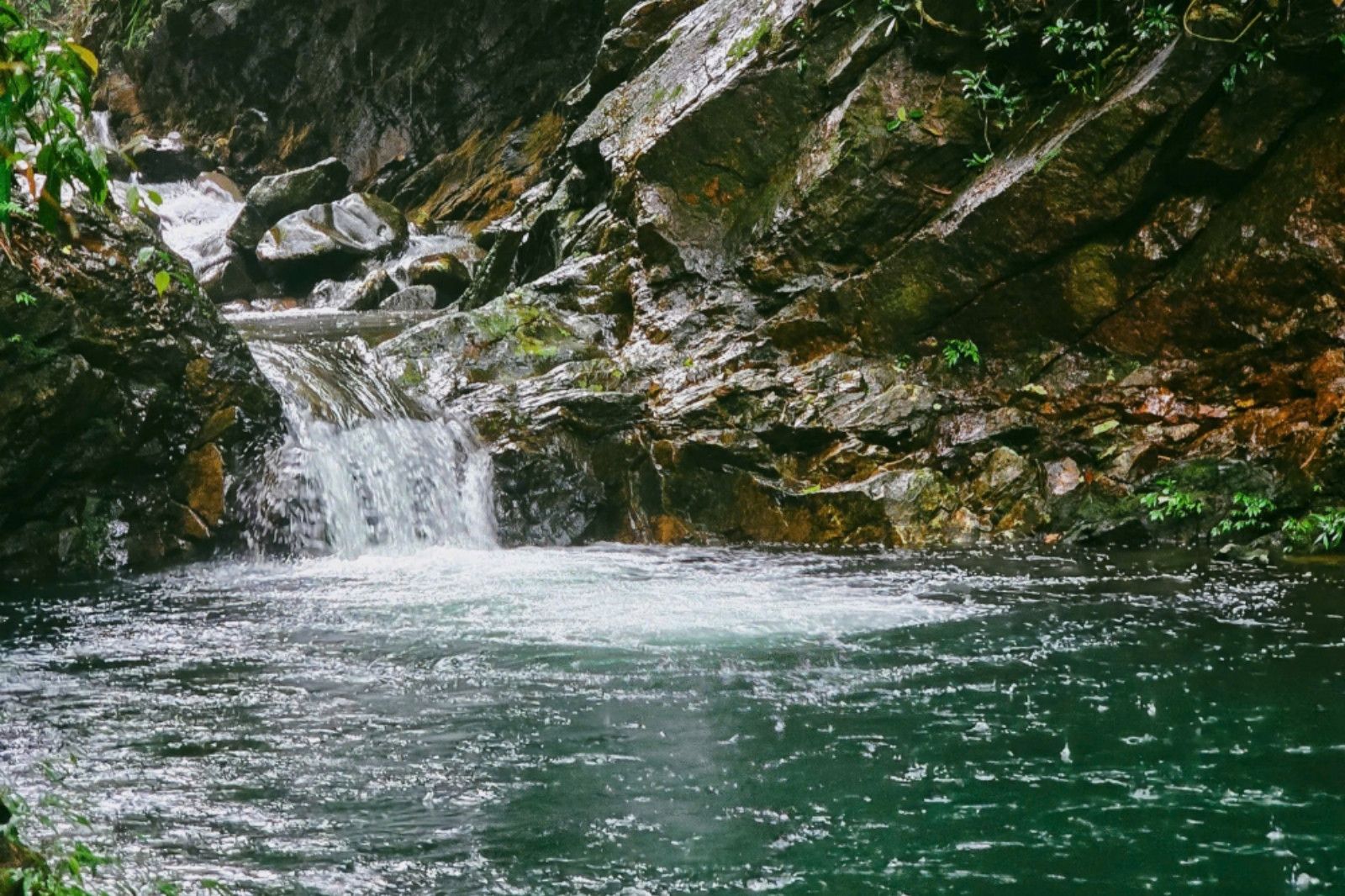 Đến ngũ hồ Bạch Mã, lắng nghe tiếng nước chảy rì rào trên từng vách đá