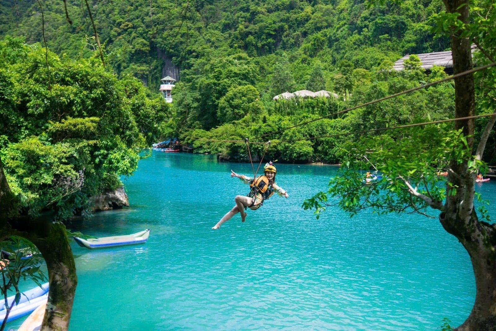 Đến Sông Chày Hang Tối để trải nghiệm đường trượt zipline mạo hiểm