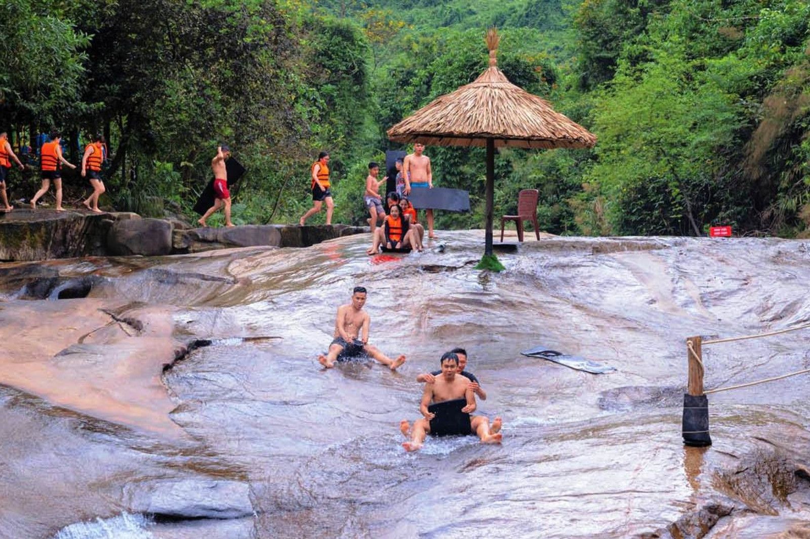 Đến suối Mơ để tham gia nhiều hoạt động thú vị