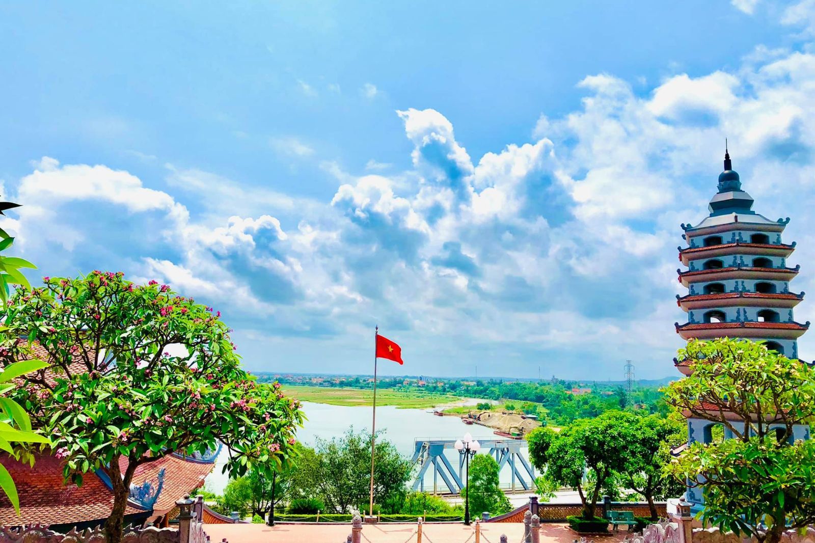 Đền tượng niệm nằm bên cạnh bến phà dòng sông Long Đại
