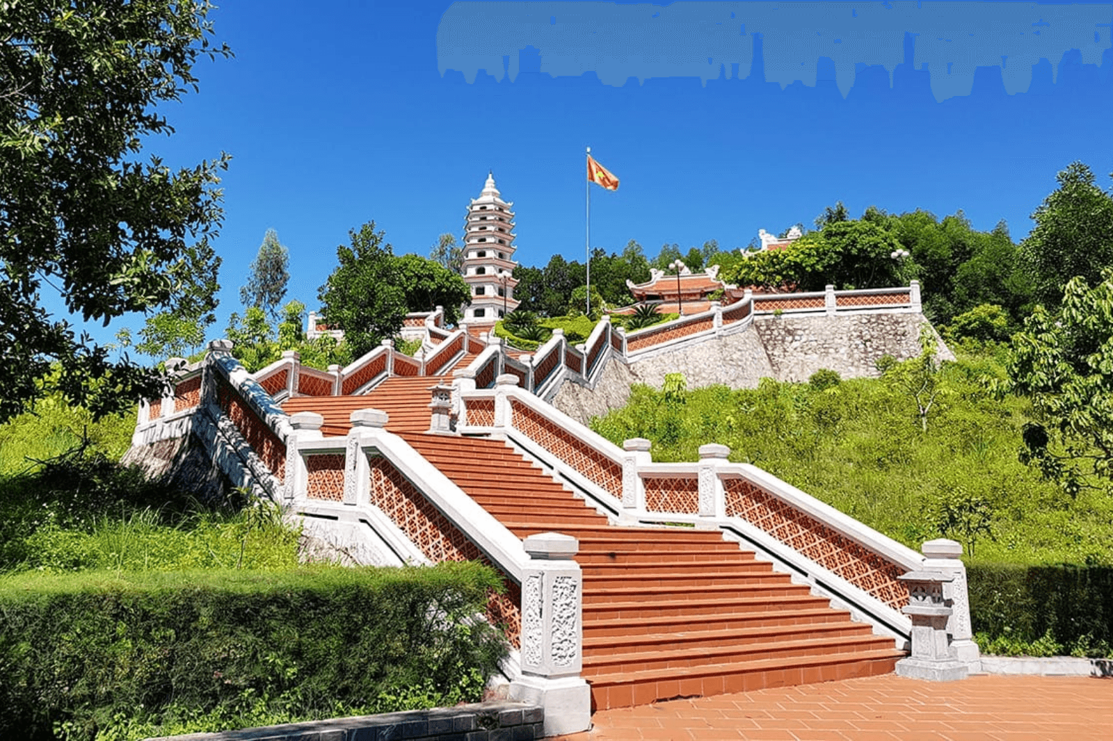 Đền tưởng niệm nằm trên triền đồi phía Bắc của sông Long Đại