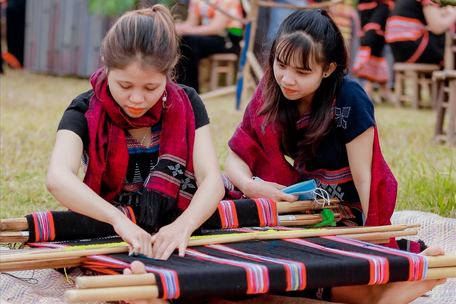 Dệt Zèng A Lưới, từ sản phẩm truyền thống đến thời trang cao cấp