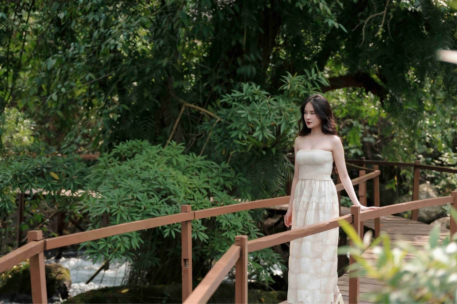 Đi bộ trên cầu gỗ ngắm nhìn vẻ đẹp bình yên của Suối Nước Moọc