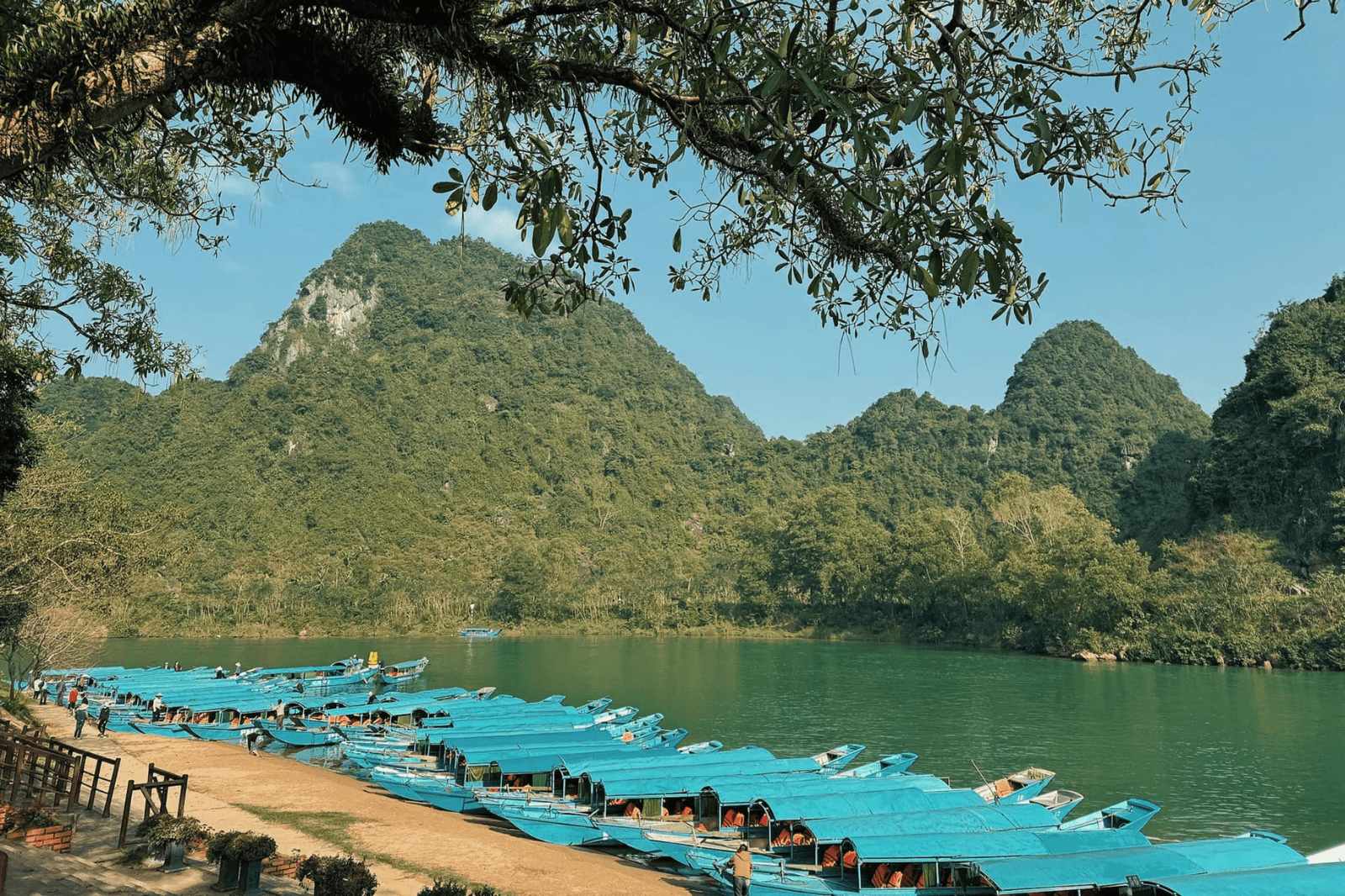 Di chuyển bằng thuyền để khám phá  