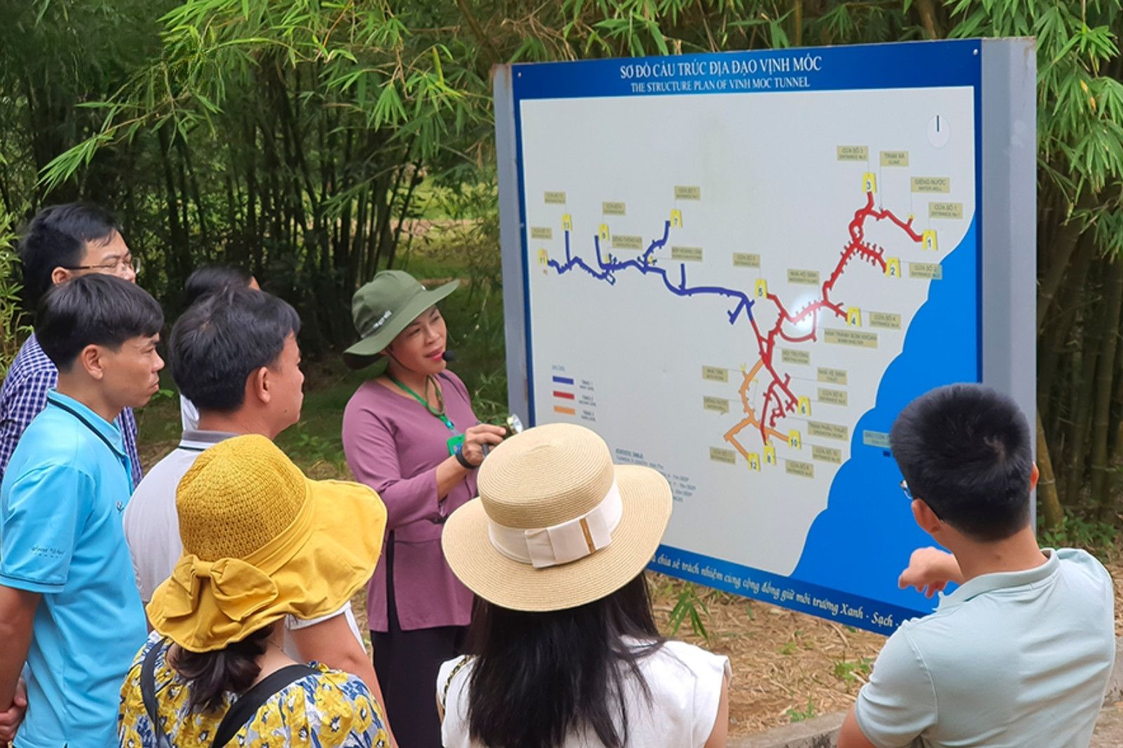 Di chuyển theo đoàn để tránh bị lạc