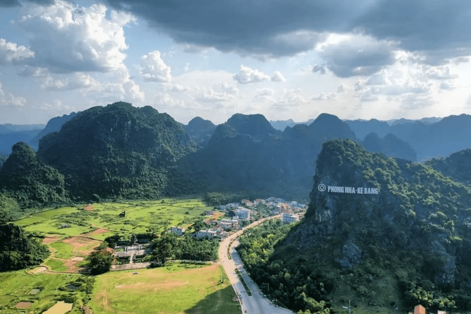 Di chuyển theo đường Hồ Chí Minh là tuyến đường phổ biến