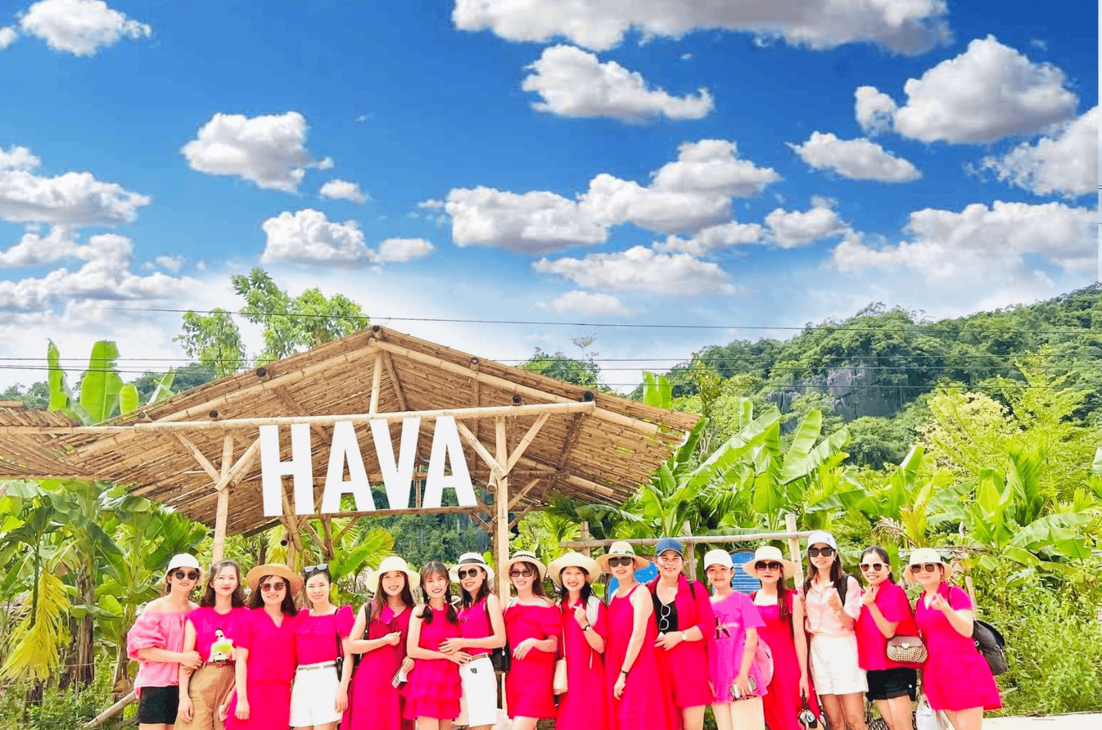 Đi du lịch tour trọn gói là lựa chọn tuyệt vời cho những người thích tiện lợi