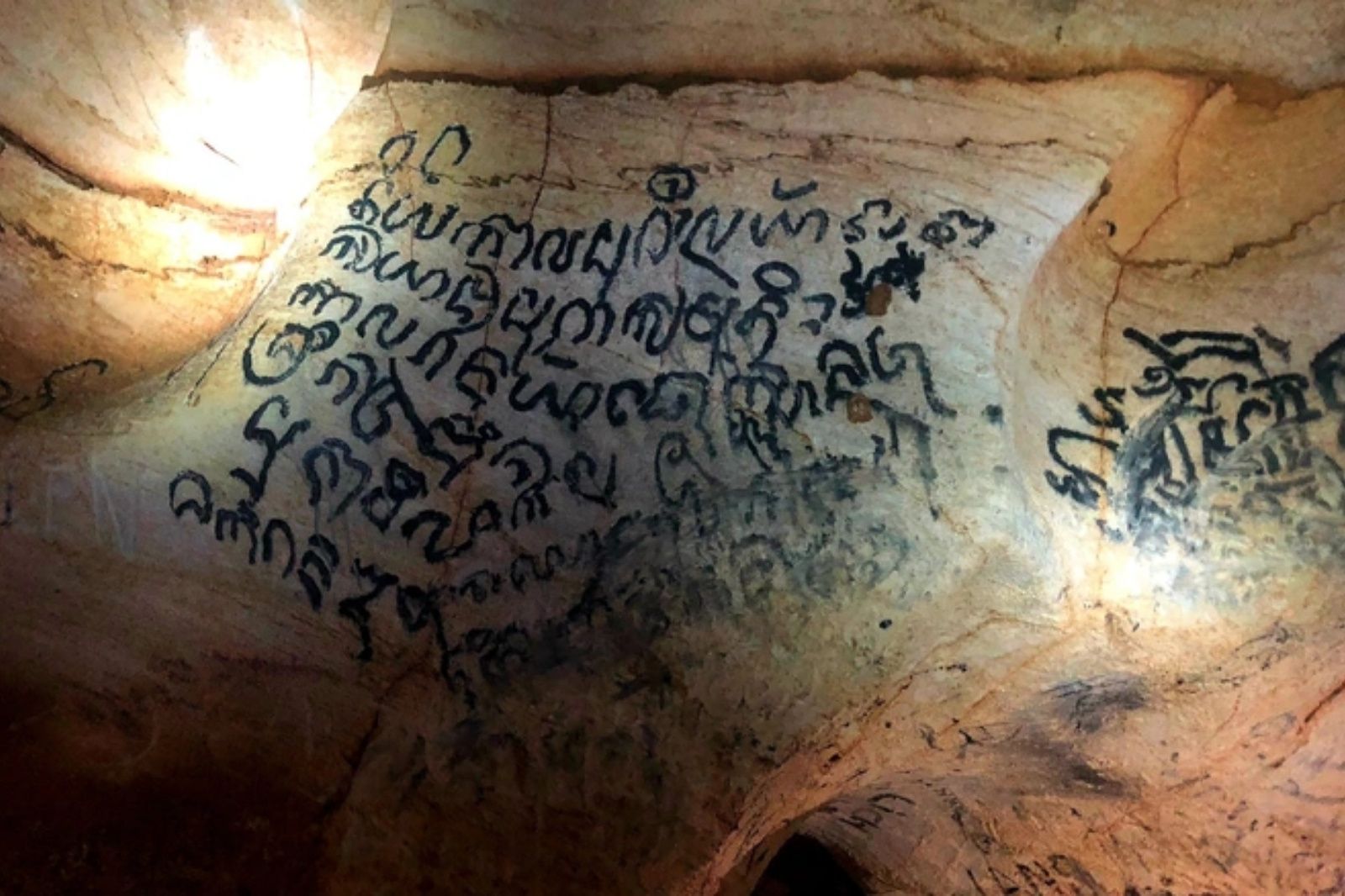 Di tích cổ của người Chăm bên trong lòng hang