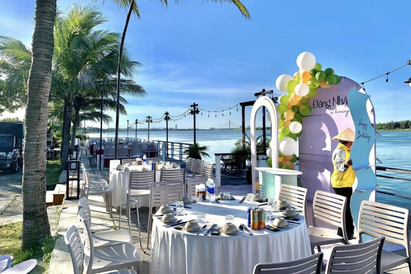 Điểm cộng lớn nhất của Chang Chang Sun River chính là vị trí đắc địa bên bờ sông Nhật Lệ