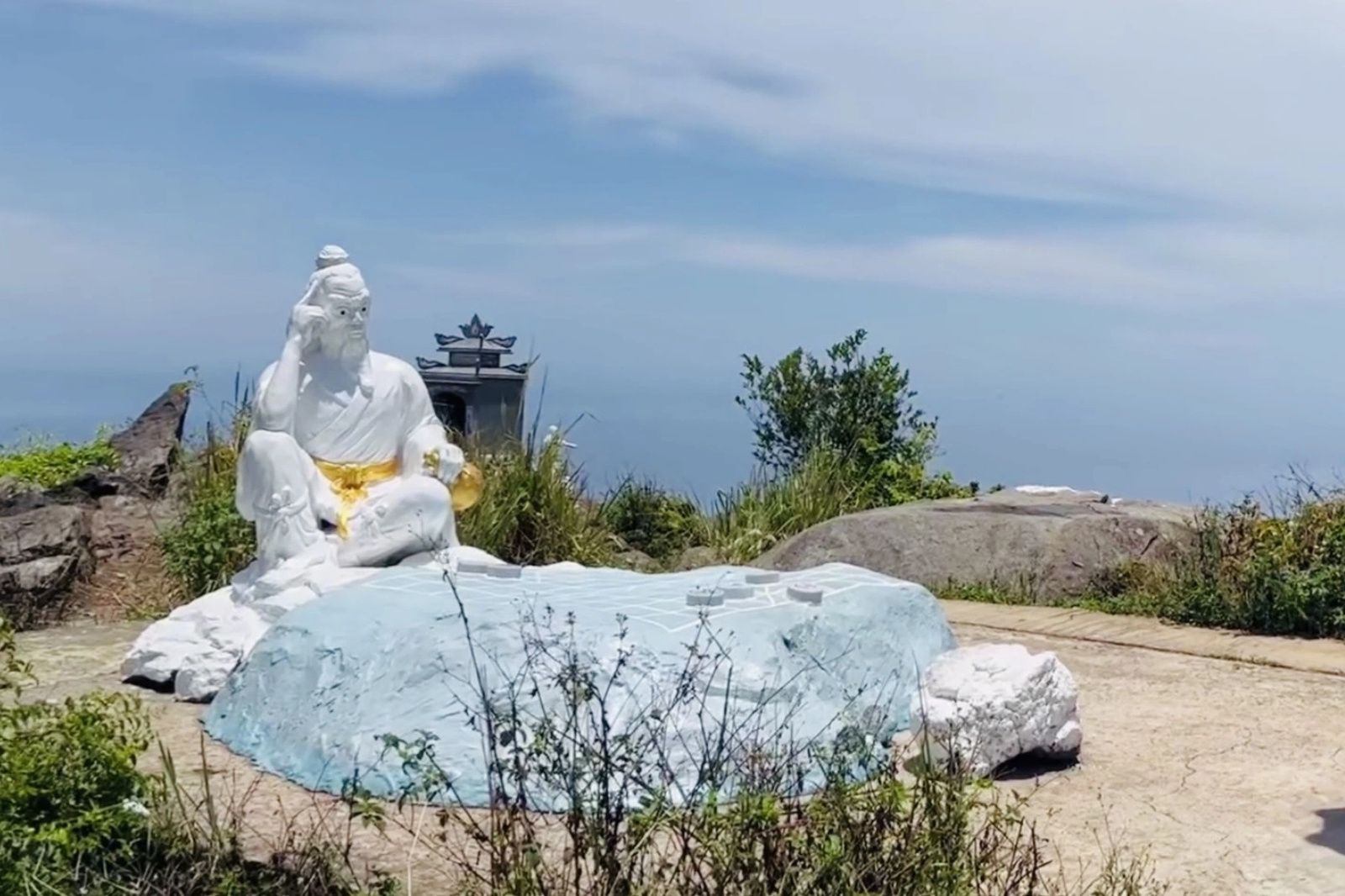 Đỉnh Bàn Cờ nằm ở độ cao 700m so với mực nước biển