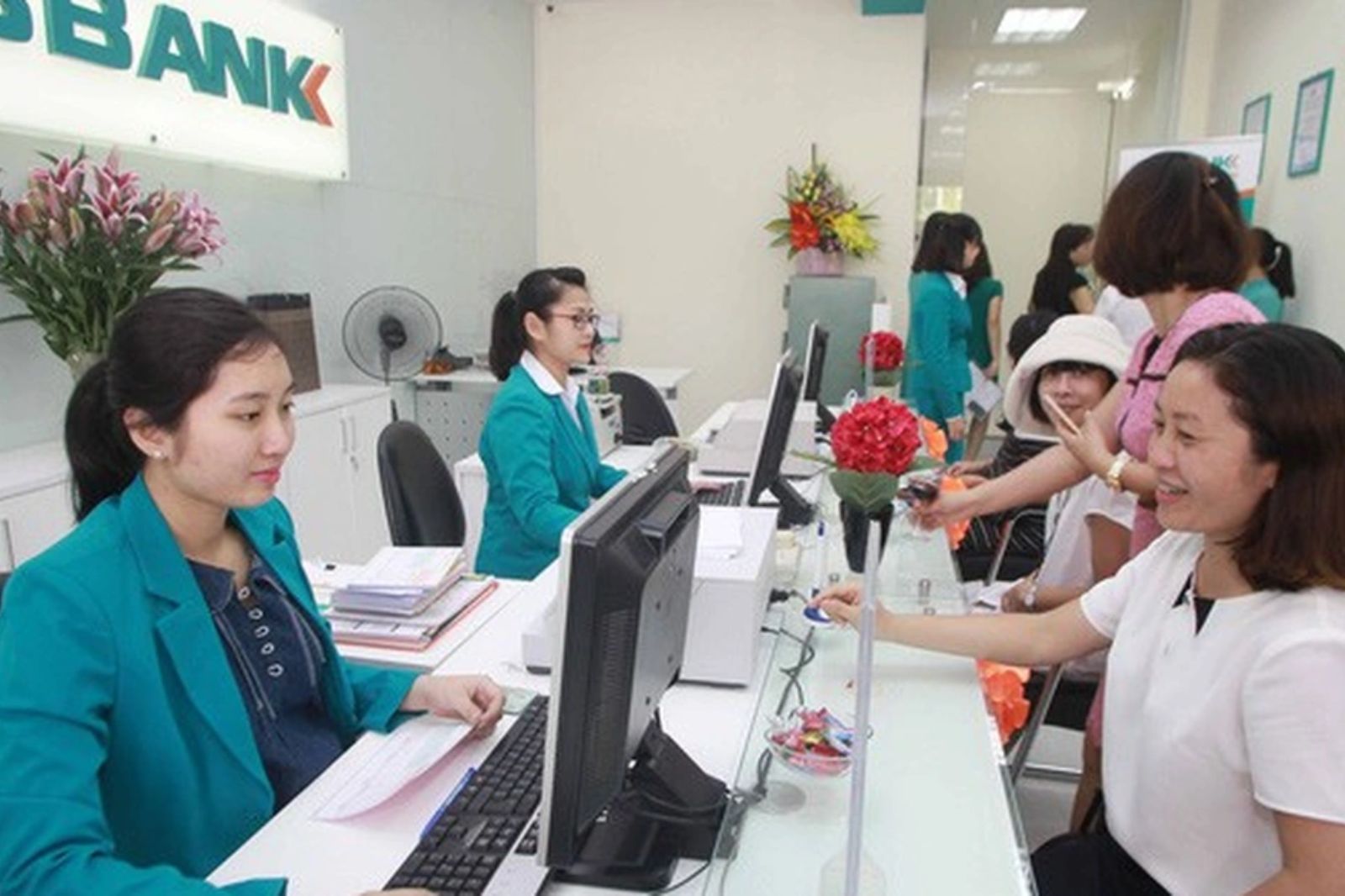 Đổi tiền trực tiếp tại các ngân hàng