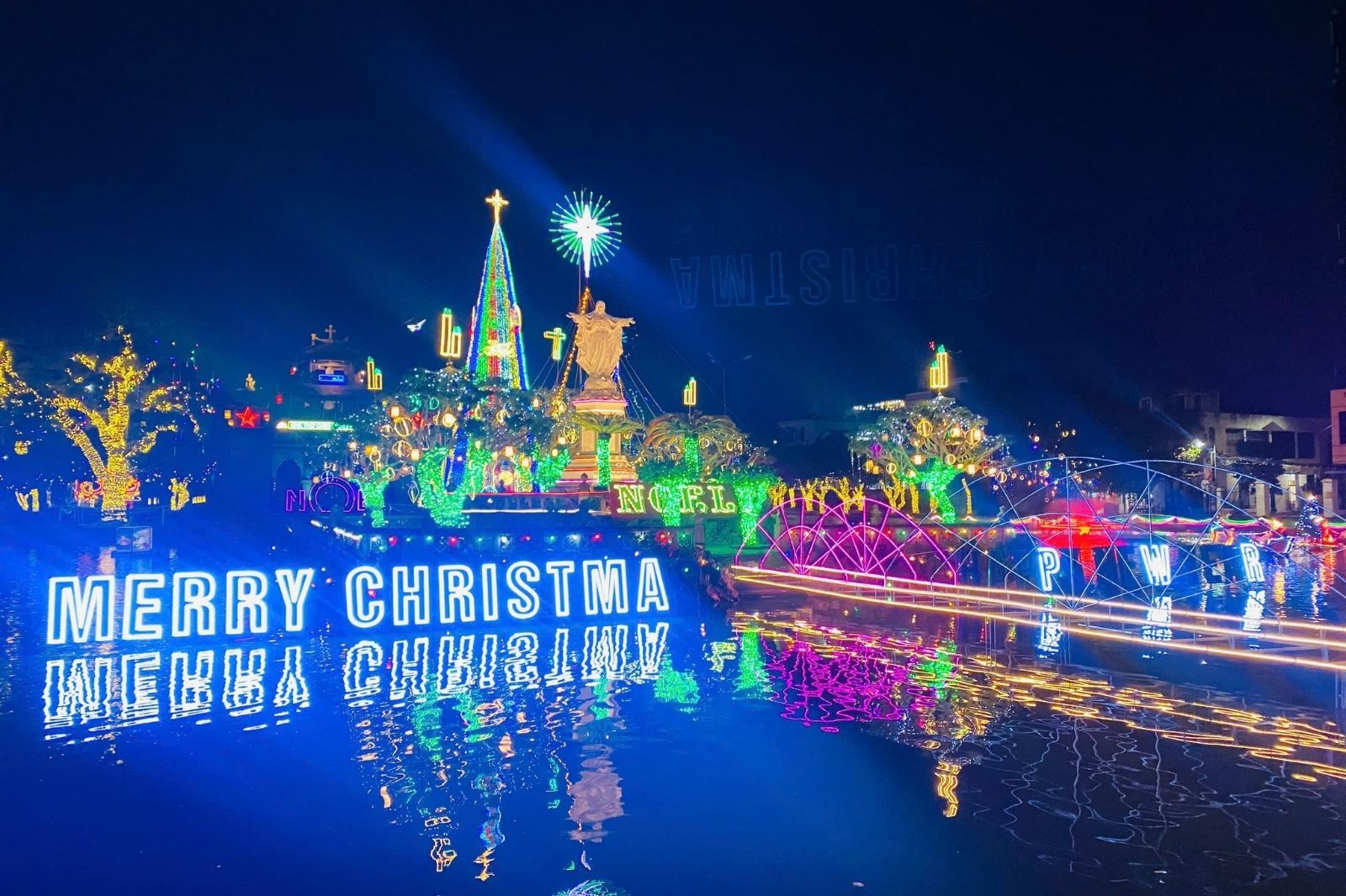 Đón Giáng Sinh rực rỡ tại lễ đường nhà thờ đá Phát Diệm