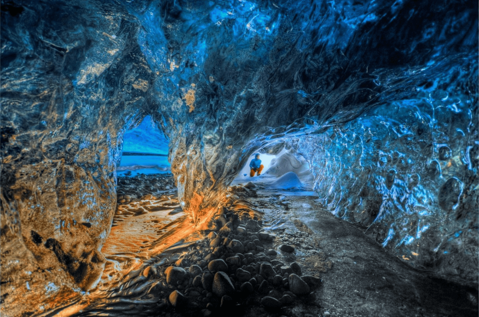 Động băng đẹp nhất hành tình nằm ở Iceland