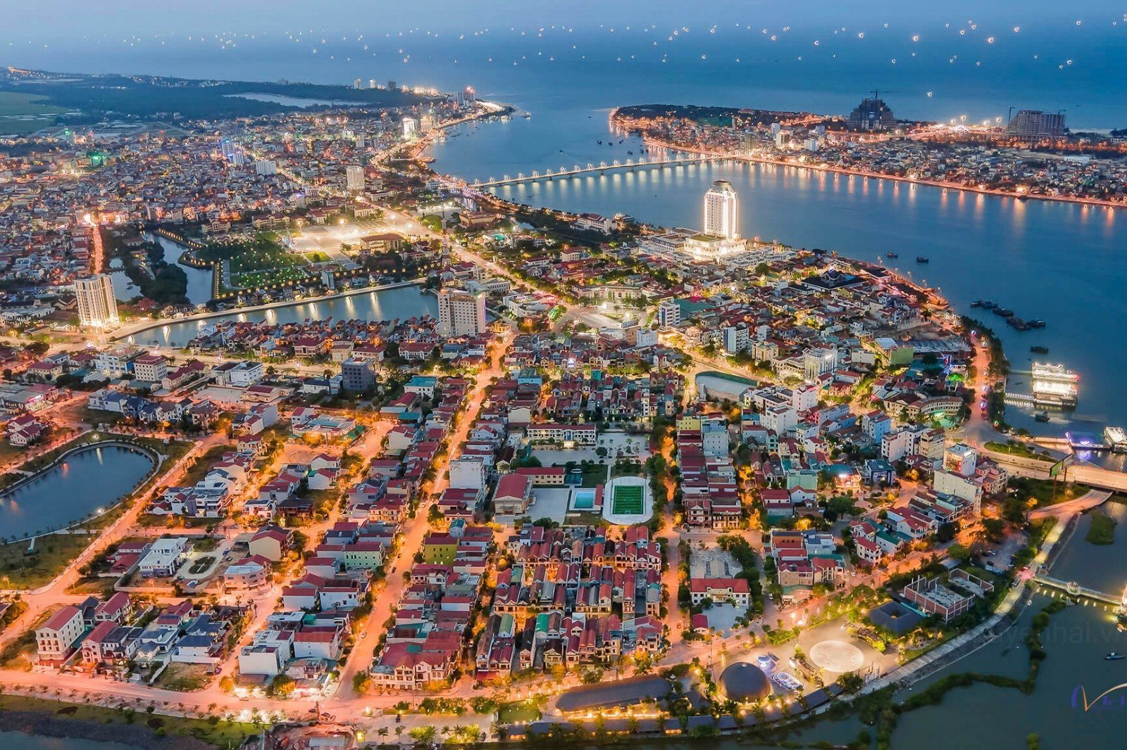 Đồng Hới là thành phố trung tâm của tỉnh Quảng Bình