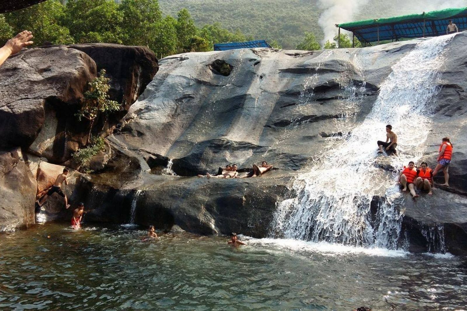 Dòng nước mát lạnh ở suối Mơ