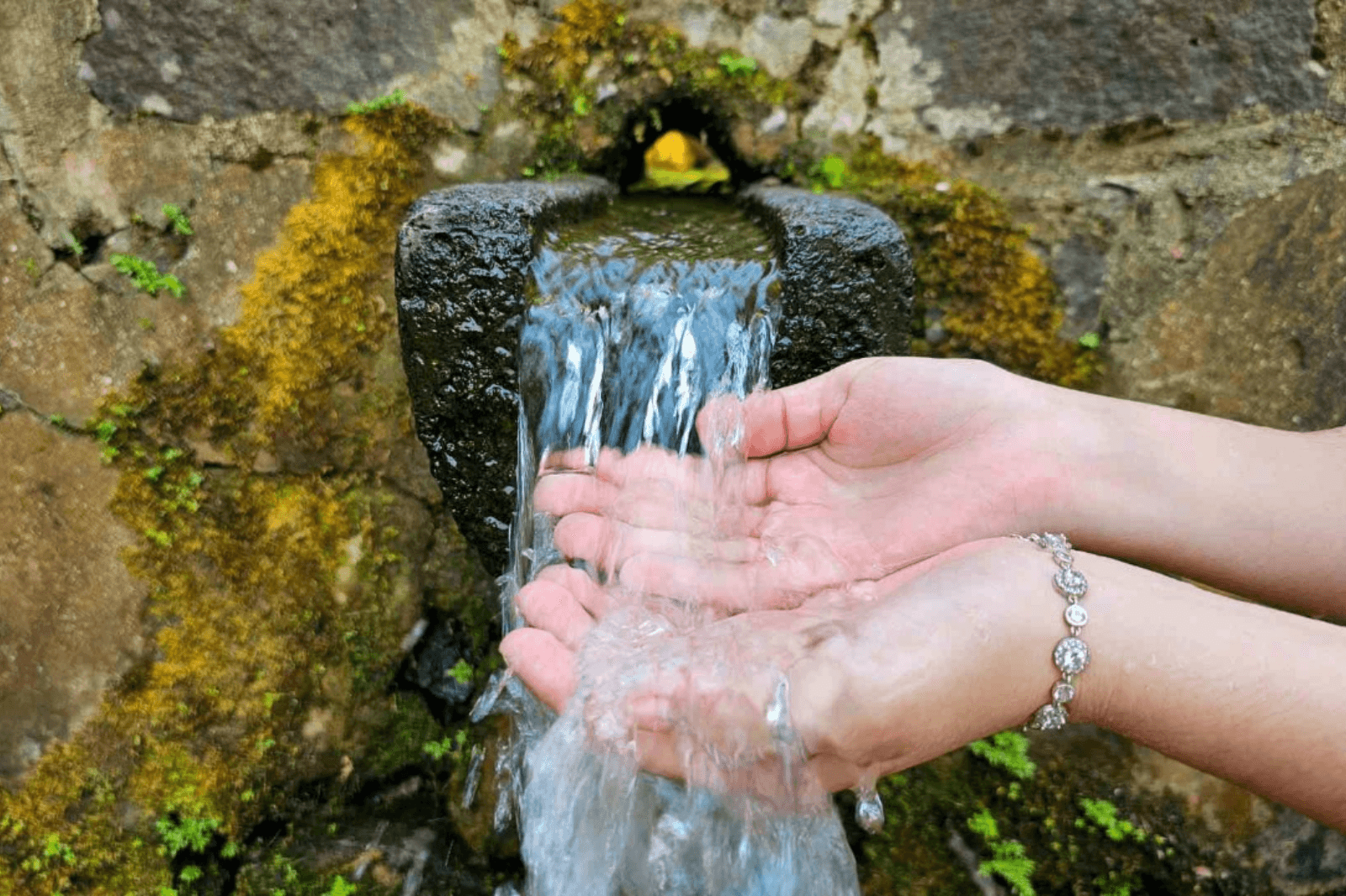 Dòng nước từ hệ thống giếng cổ 