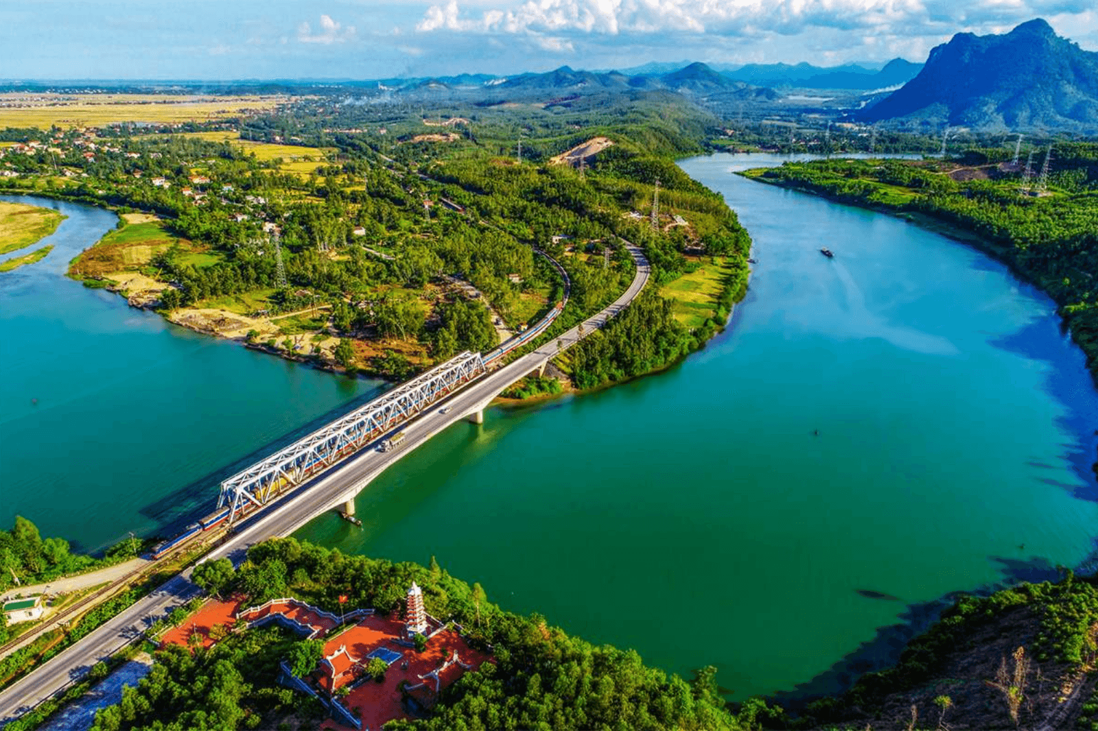 Dòng sông Long Đại từ trên cao nhìn xuống