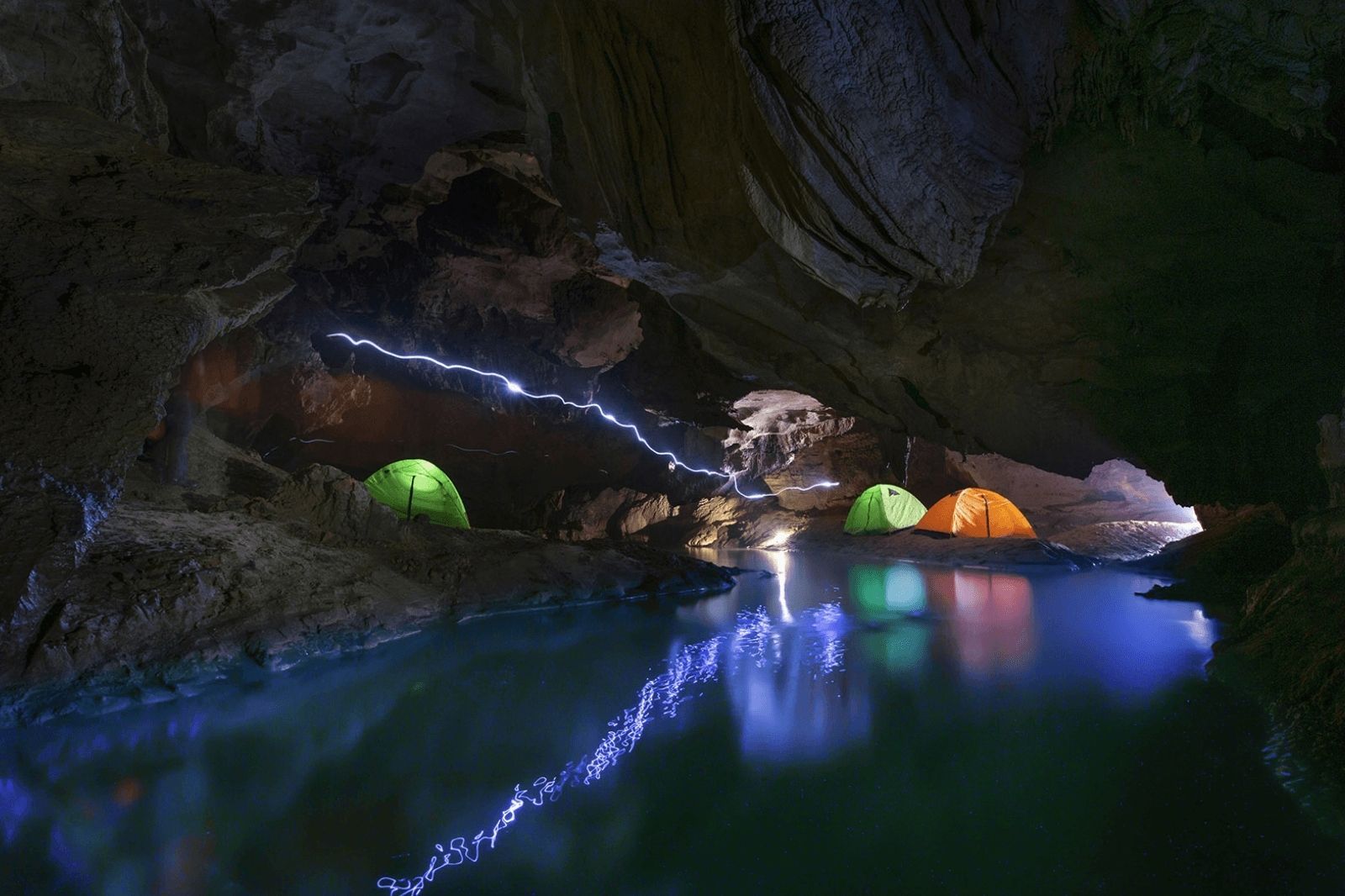 Dòng sông ngầm bên trong hang Chà Lòi