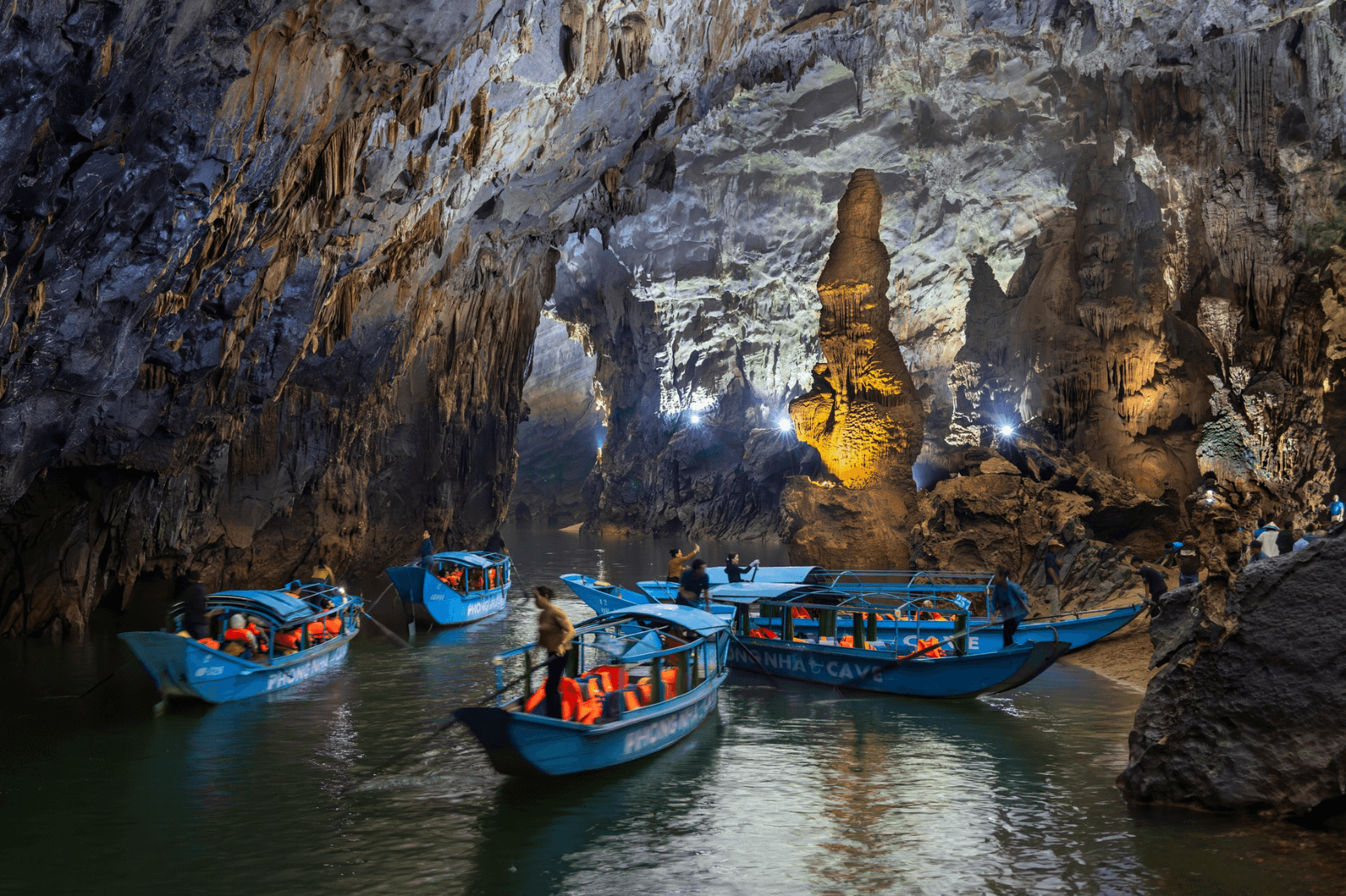 Dòng sông ngầm len lỏi trong hang động  
