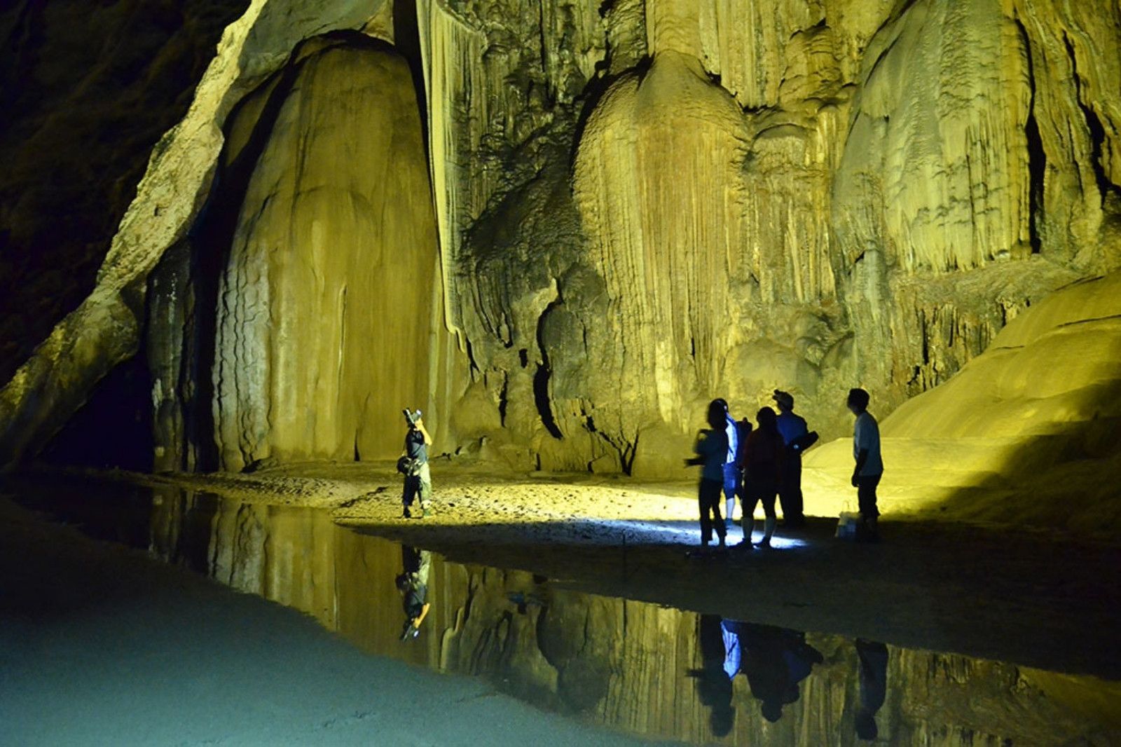 Dòng suối nhỏ chảy qua Động Thiên Đường