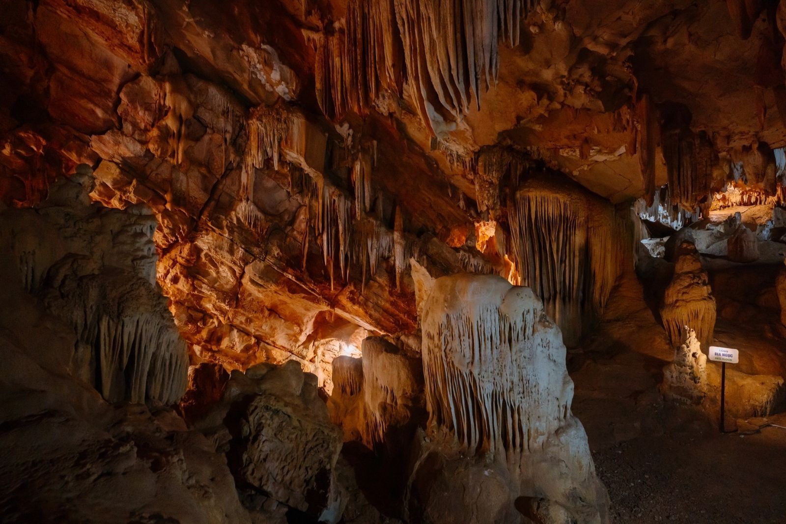 Động Vái Giời còn nguyên nét hoang sơ