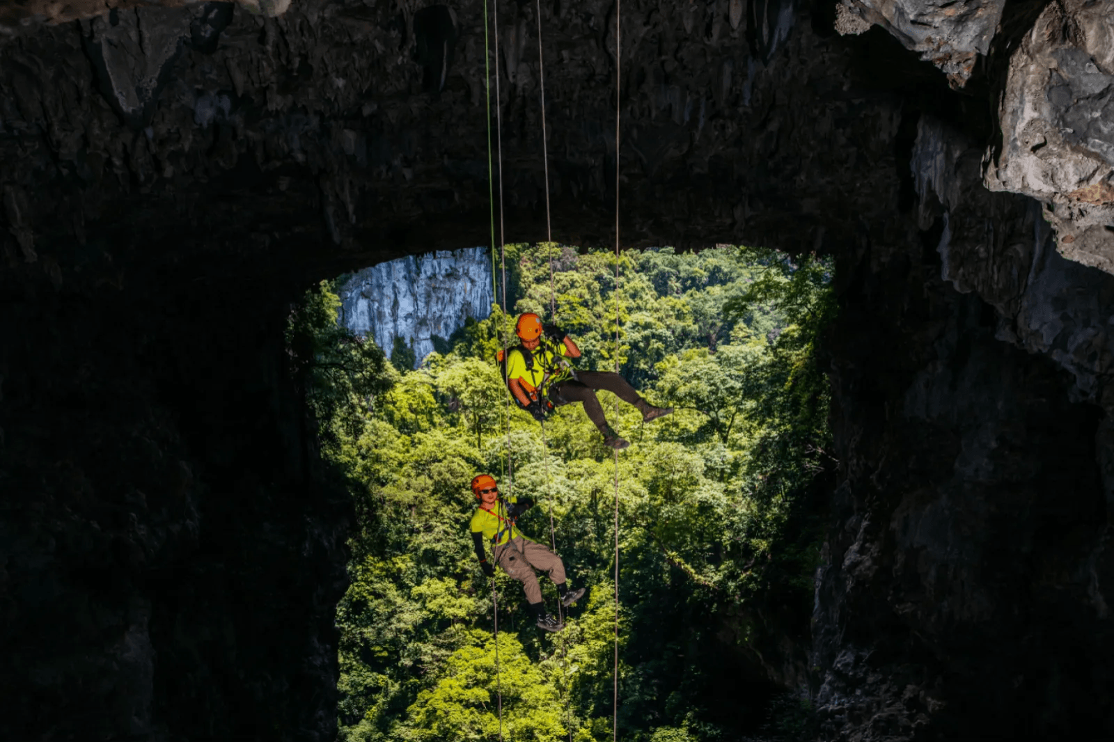 Đu dây mạo hiểm với tour Hố Sụt Kong