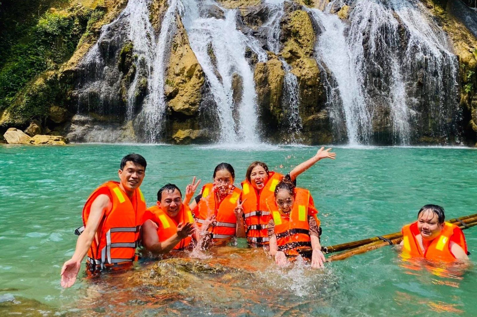 Du khách cần chuẩn bị đầy đủ các phương án phòng ngừa rủi ro khi đến các khu vực sông suối