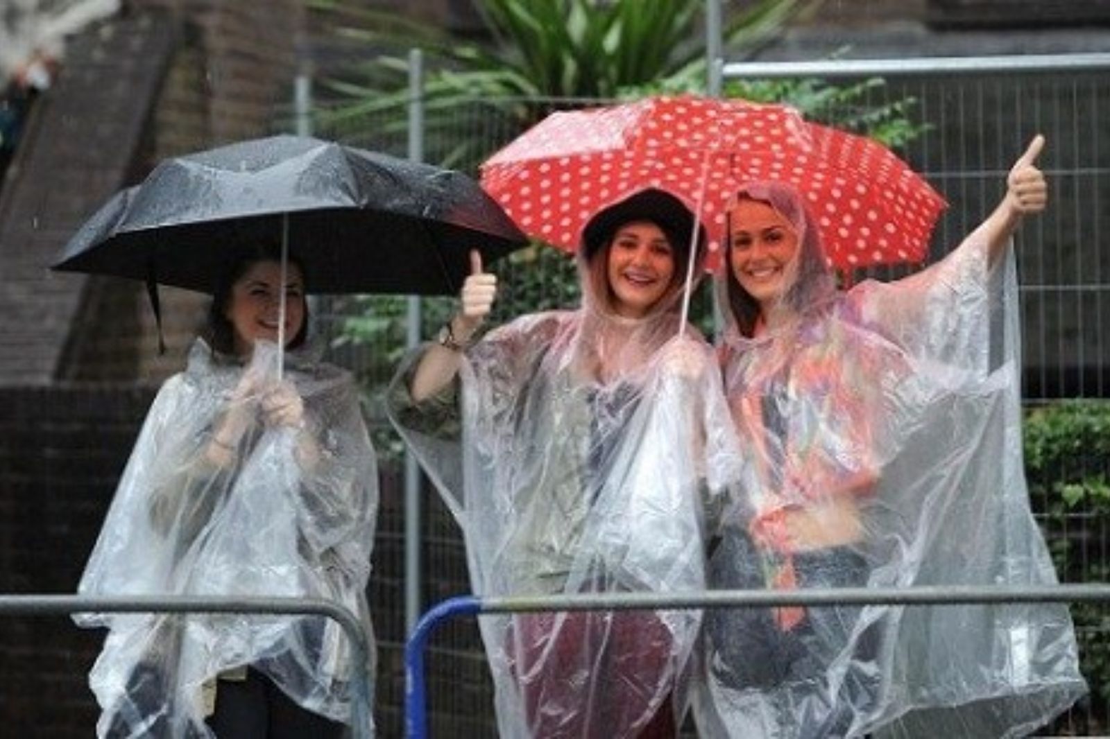 Du khách cần lưu ý chọn trang phục khi du lịch vào mùa mưa