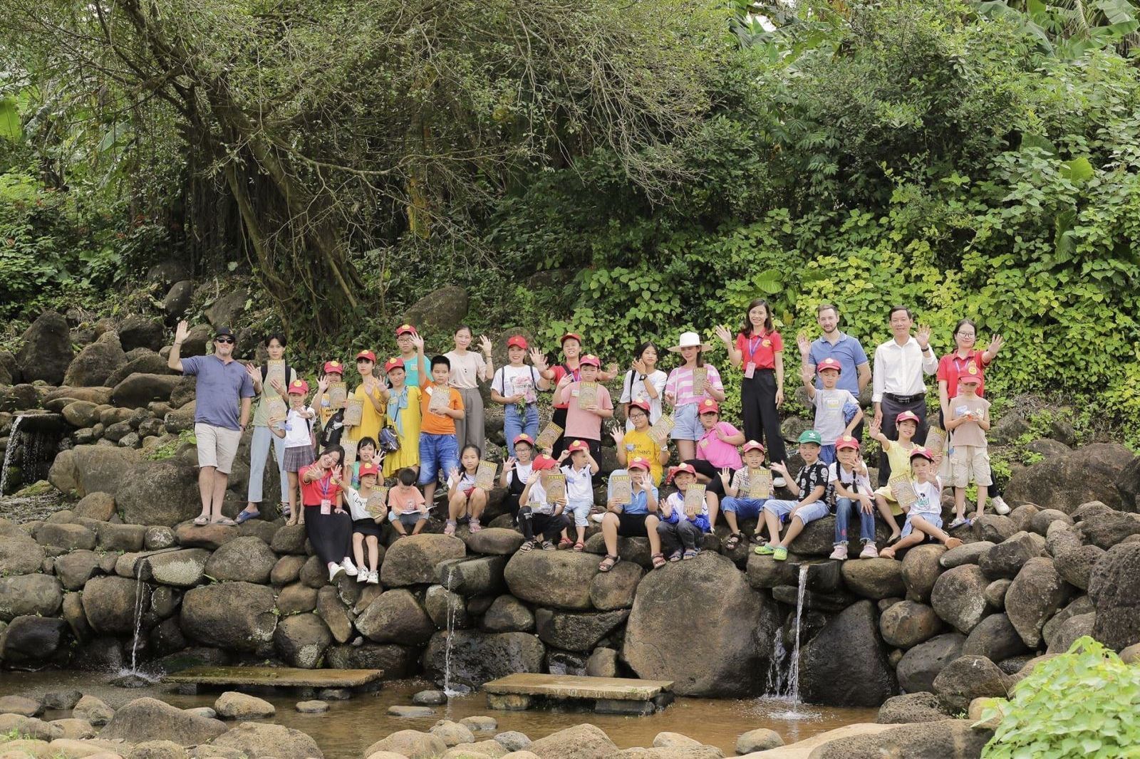 Du khách check-in khi tham quan giếng cổ 