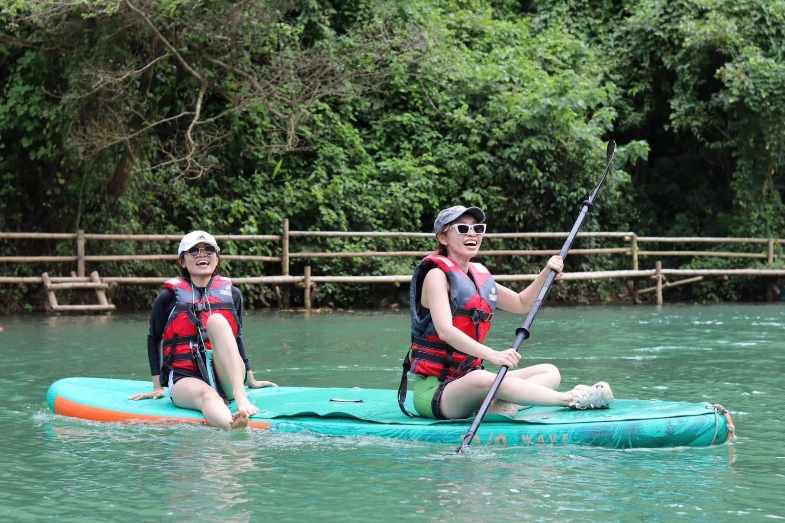 Du khách chèo thuyền kayak ở suối nước Moọc