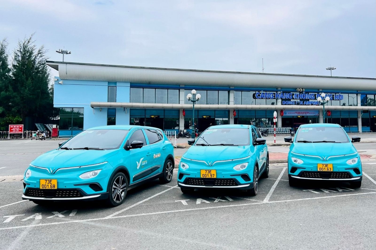 Du khách có thể bắt taxi dễ dàng ngay tại sân bay Đồng Hới