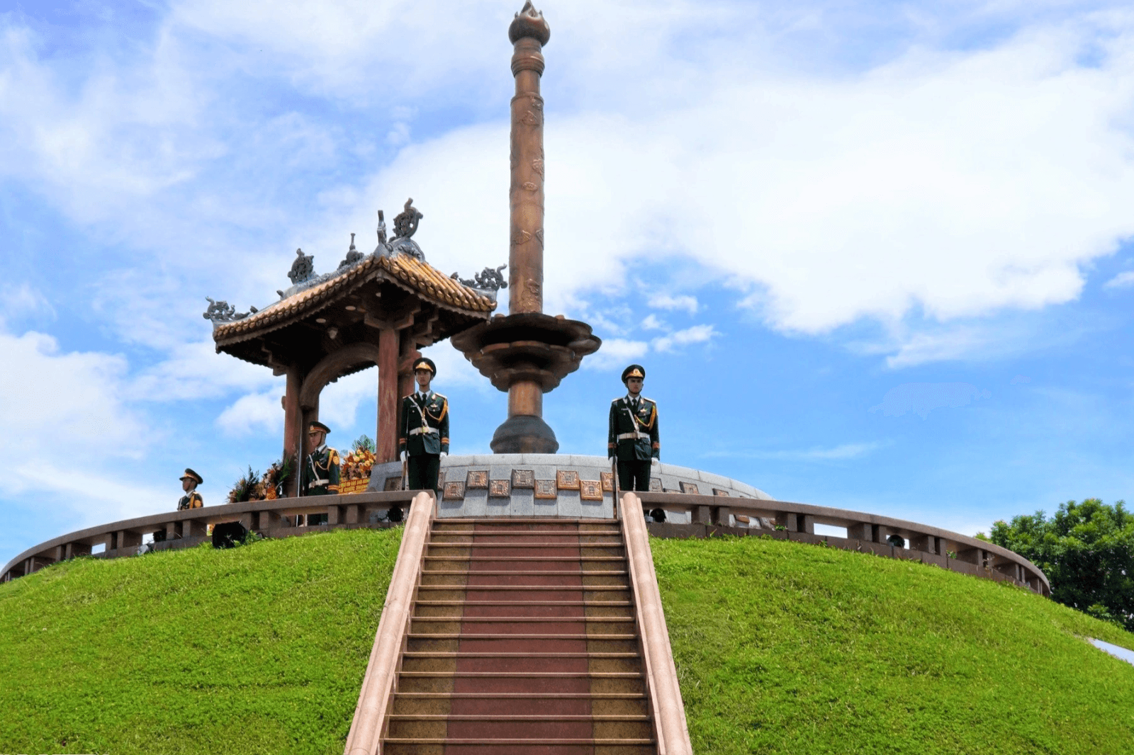 Du khách có thể đến đây thắp hương