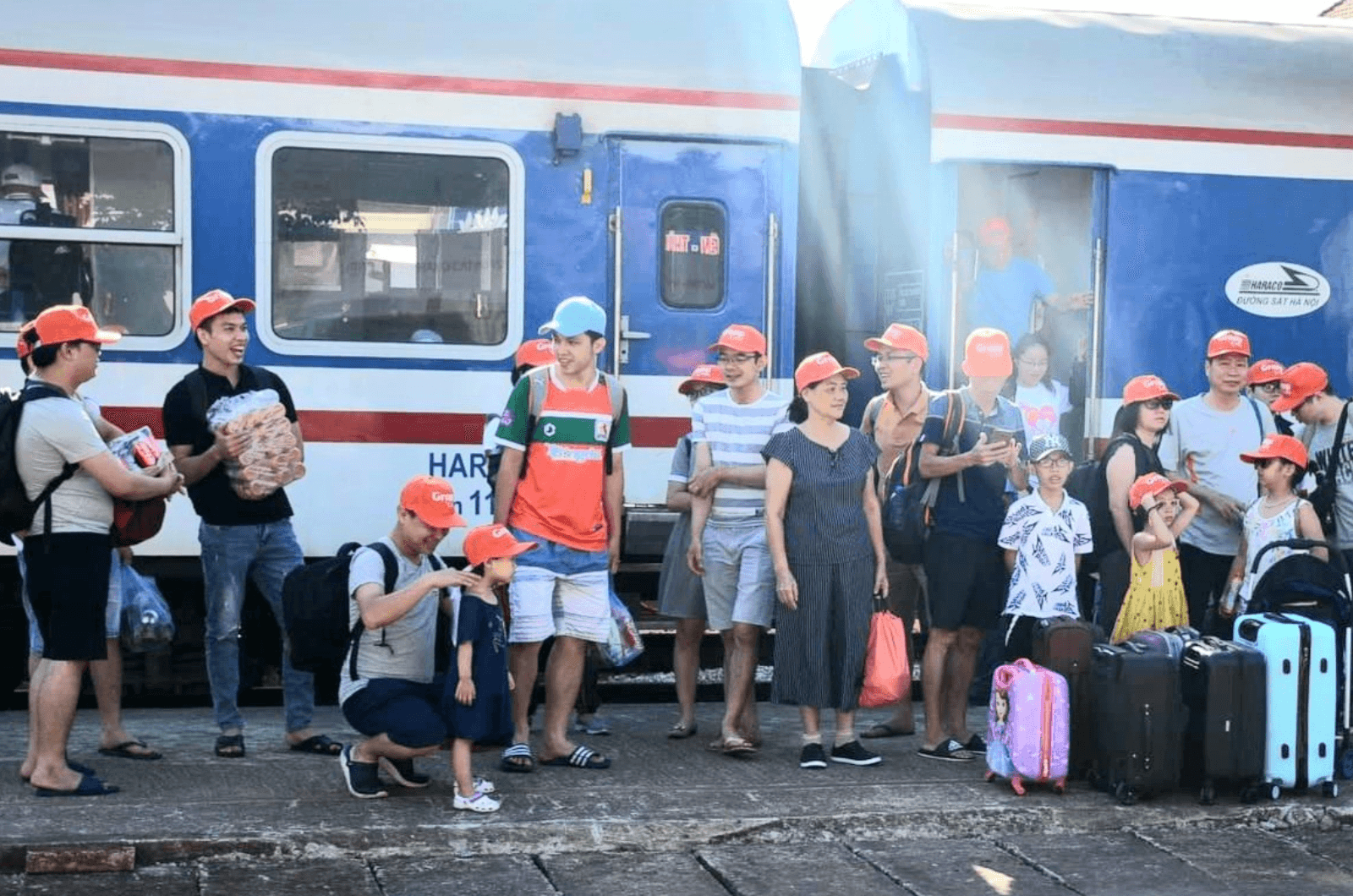 Du khách có thể di chuyển bằng nhiều phương tiện khác nhau từ ga Đồng Hới