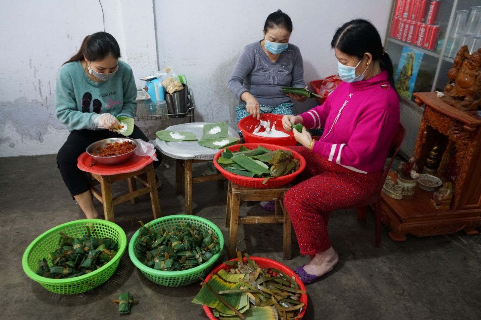 Du khách có thể hỏi thăm các quán địa phương để mua đặc sản làm quà