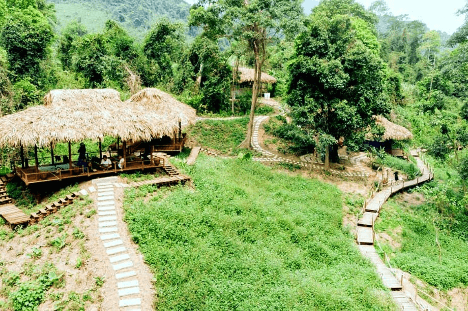 Du khách có thể nghỉ ngơi ở các chòi lá trong khuôn viên 
