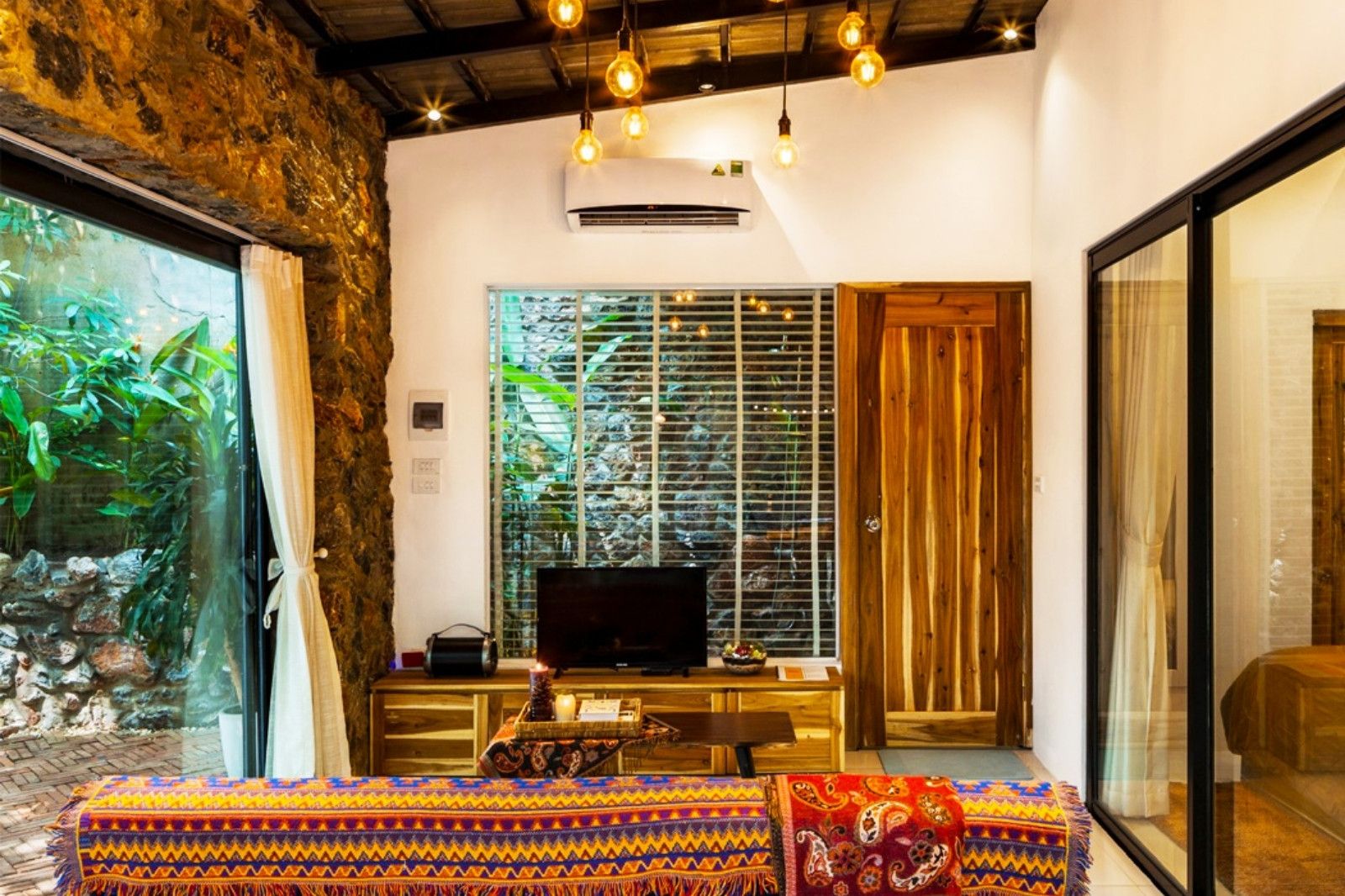 Du khách có thể tìm kiếm thêm một số nhà nghỉ hoặc homestay khác