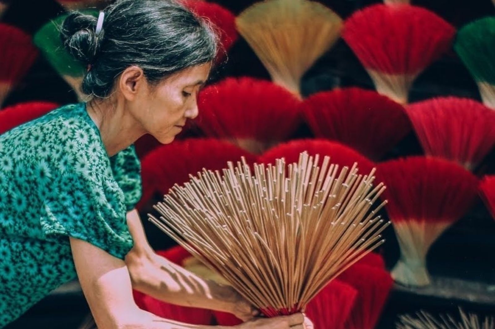 Du khách có thể tự mình trải nghiệm hoạt động se hương tại làng Xuân Thủy